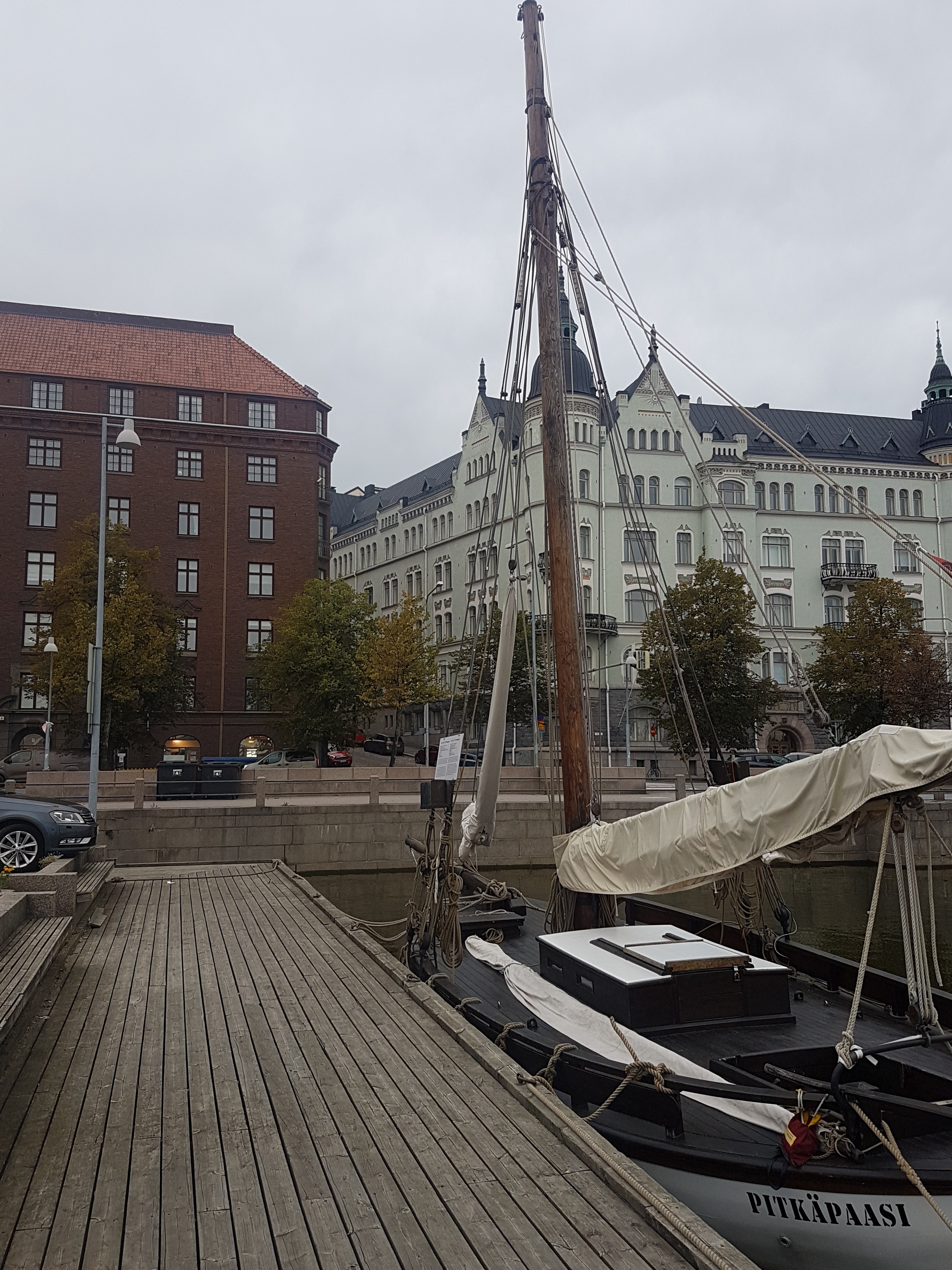 Pohjoisranta 10 - Rauhankatu 1 Halkolaiturilta nähtynä. Etualalla laiturissa puinen purjelaiva. rephoto