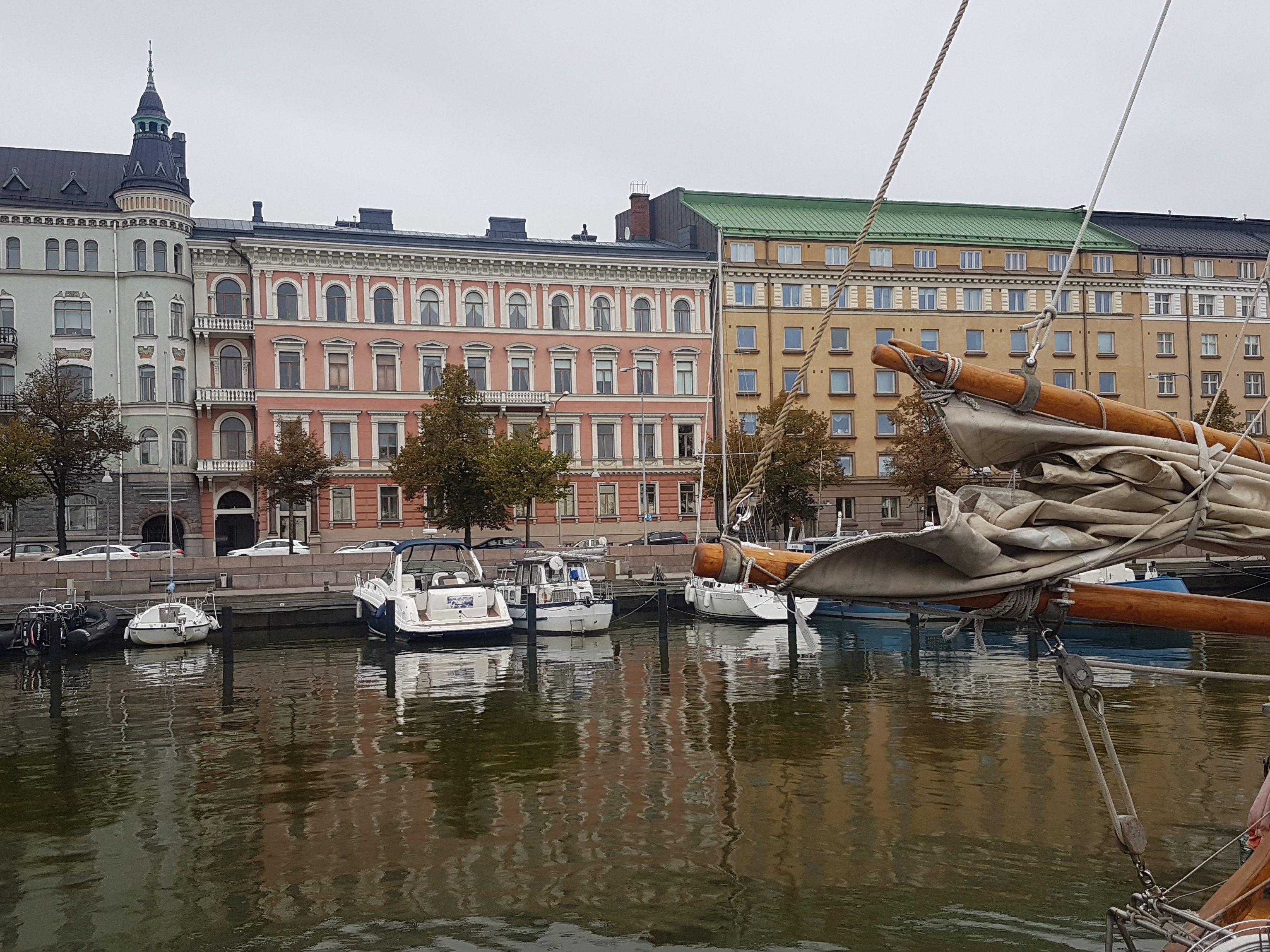 Pohjoisranta 12, 14. Etualalla merta ja veneitä. rephoto