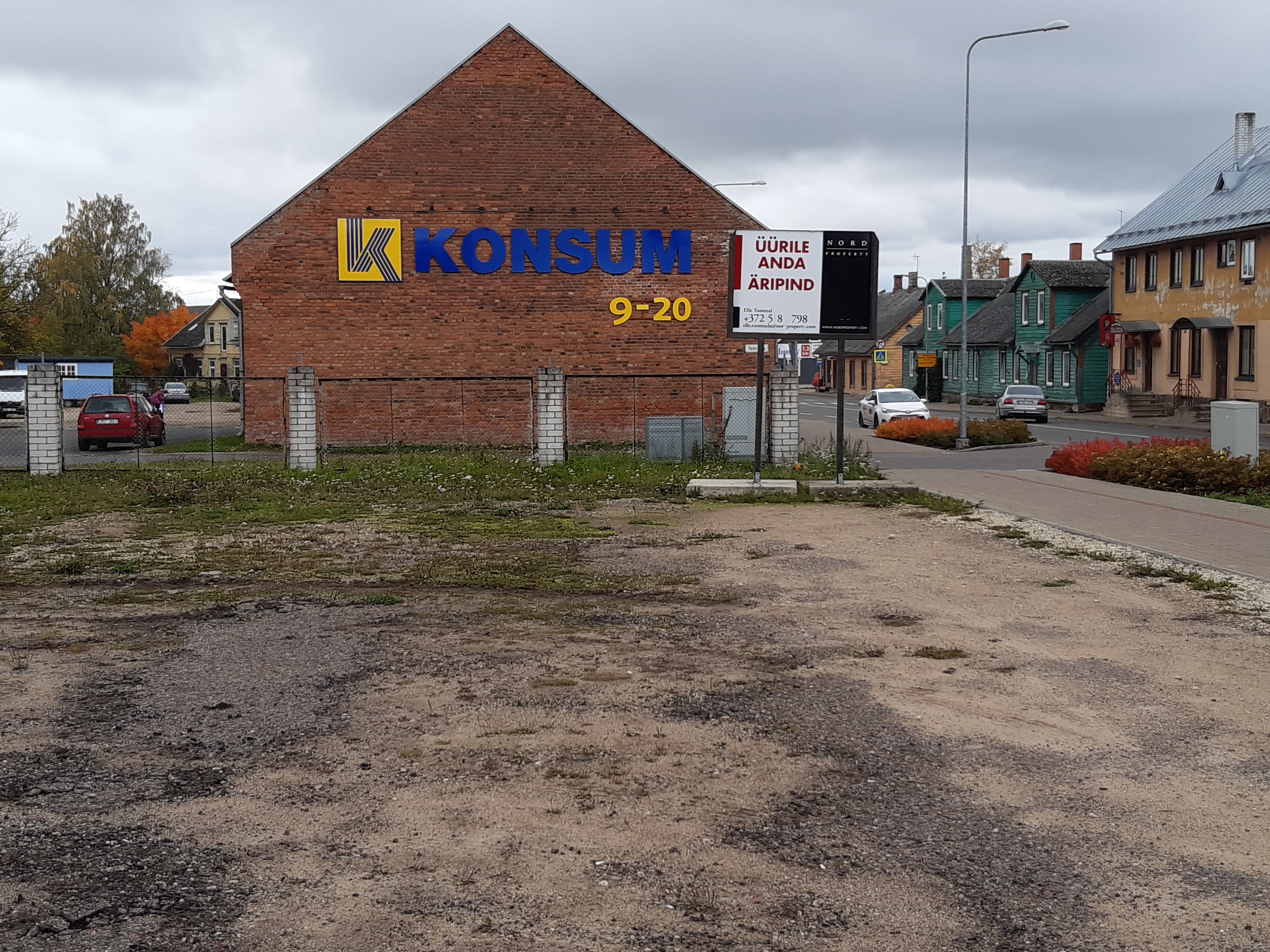 fotopostkaart, Viljandi, Vaksali 17a õu, Jaani kiriku surnuvanker, mehed 2tk, foto, Heino Metsamärt (Heimtali) rephoto