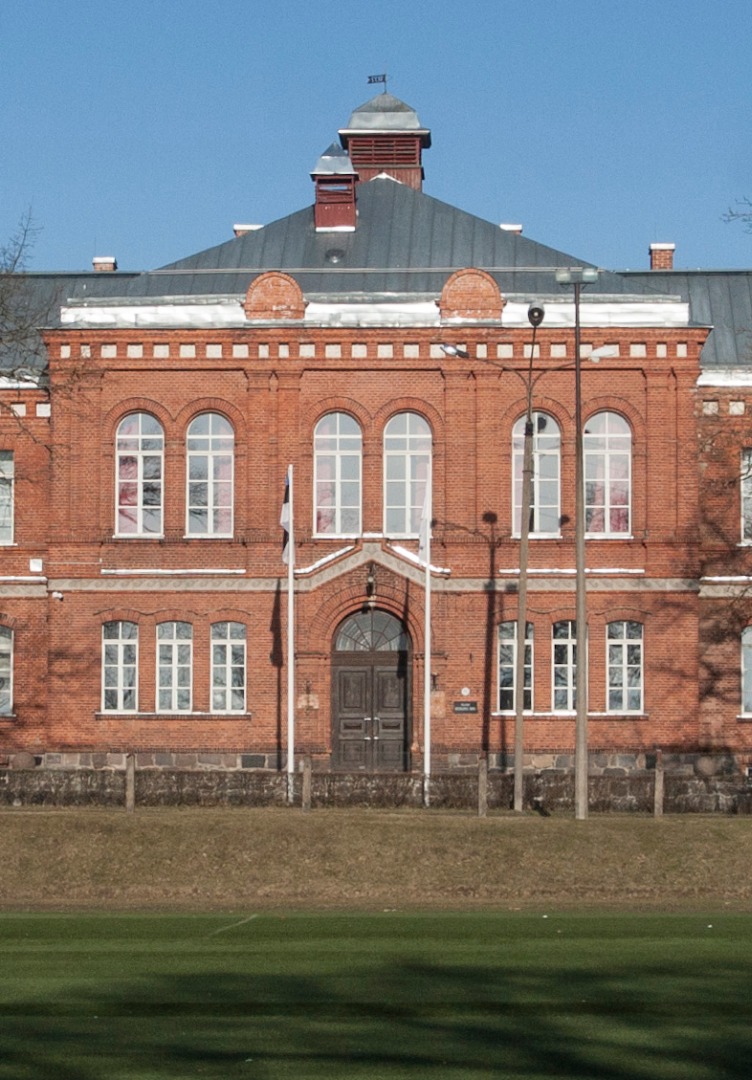 Koolihoone Viljandis, fassaadi detail. Arhitekt R. Häusermann rephoto