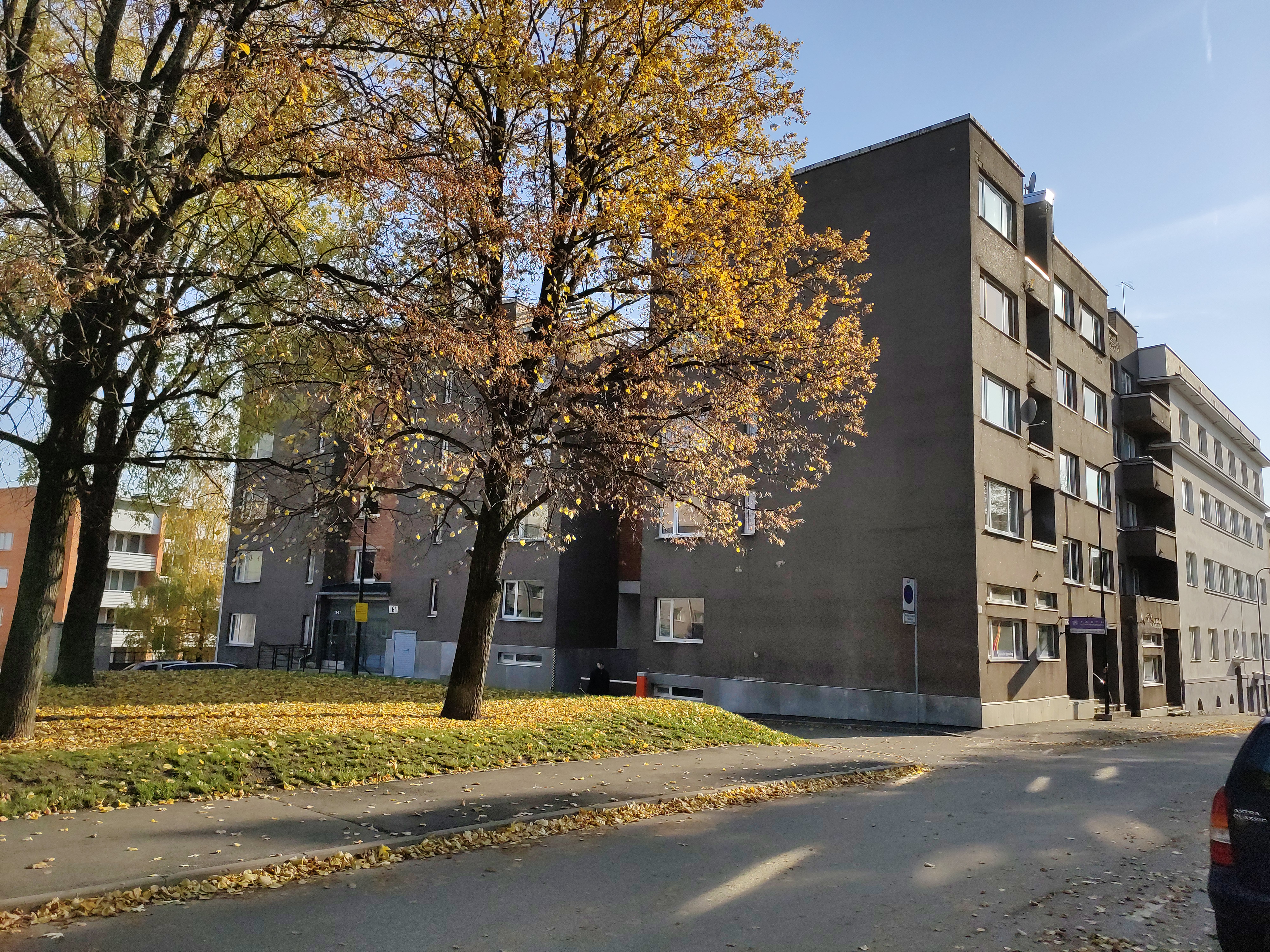 Elamu Tartus, vaade hoonele küljelt. Arhitekt Ants Raid, KP rephoto