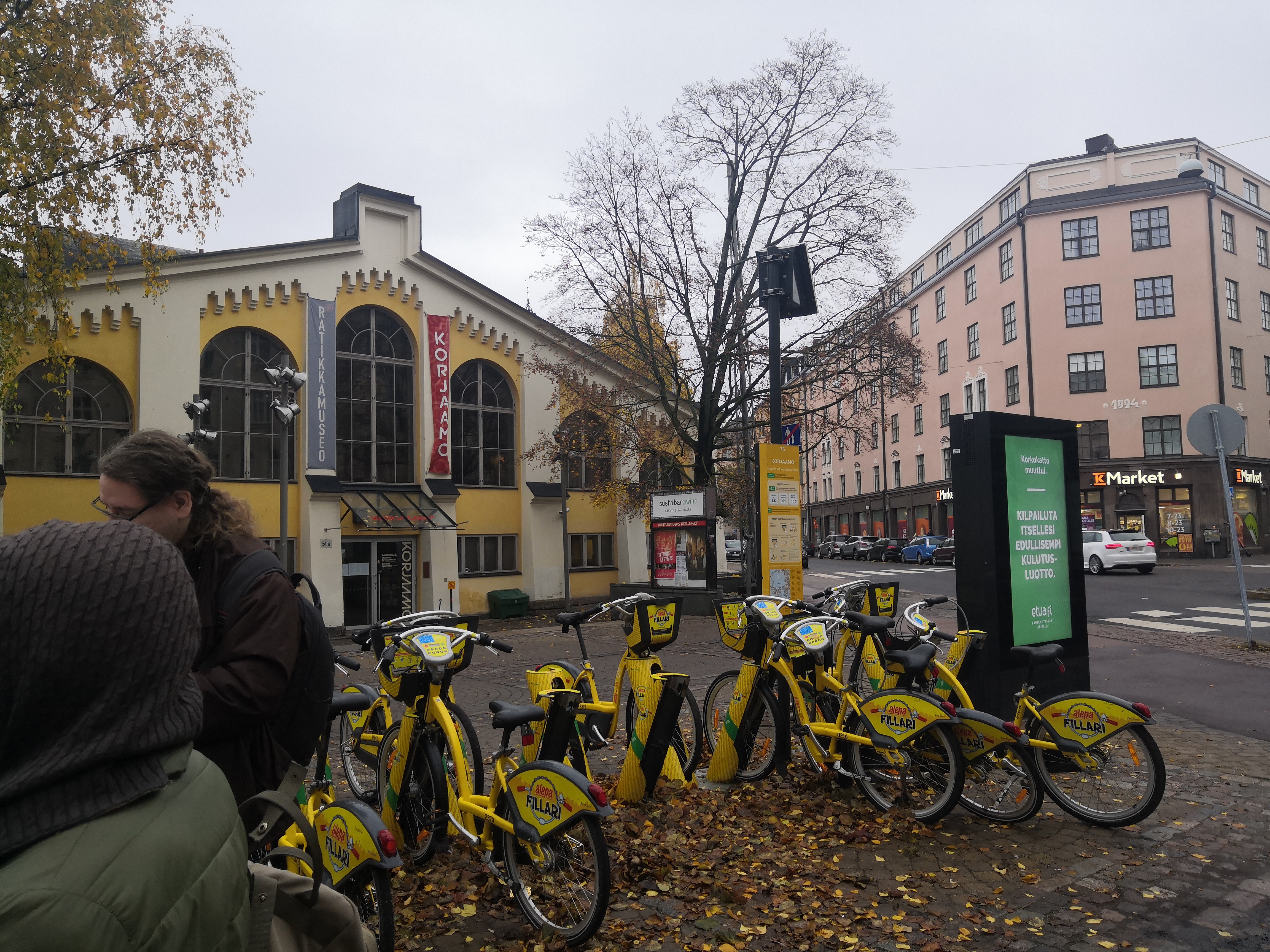 Helsingin Raitiotie- ja Omnibusosakeyhtiö.  Henkilökunta ja hevosraitiovaunu ja uusi sähkökäyttöinen raitiovaunu vuonna 1900 valmistuneen Töölön raitiovaunuhallin edessä. rephoto