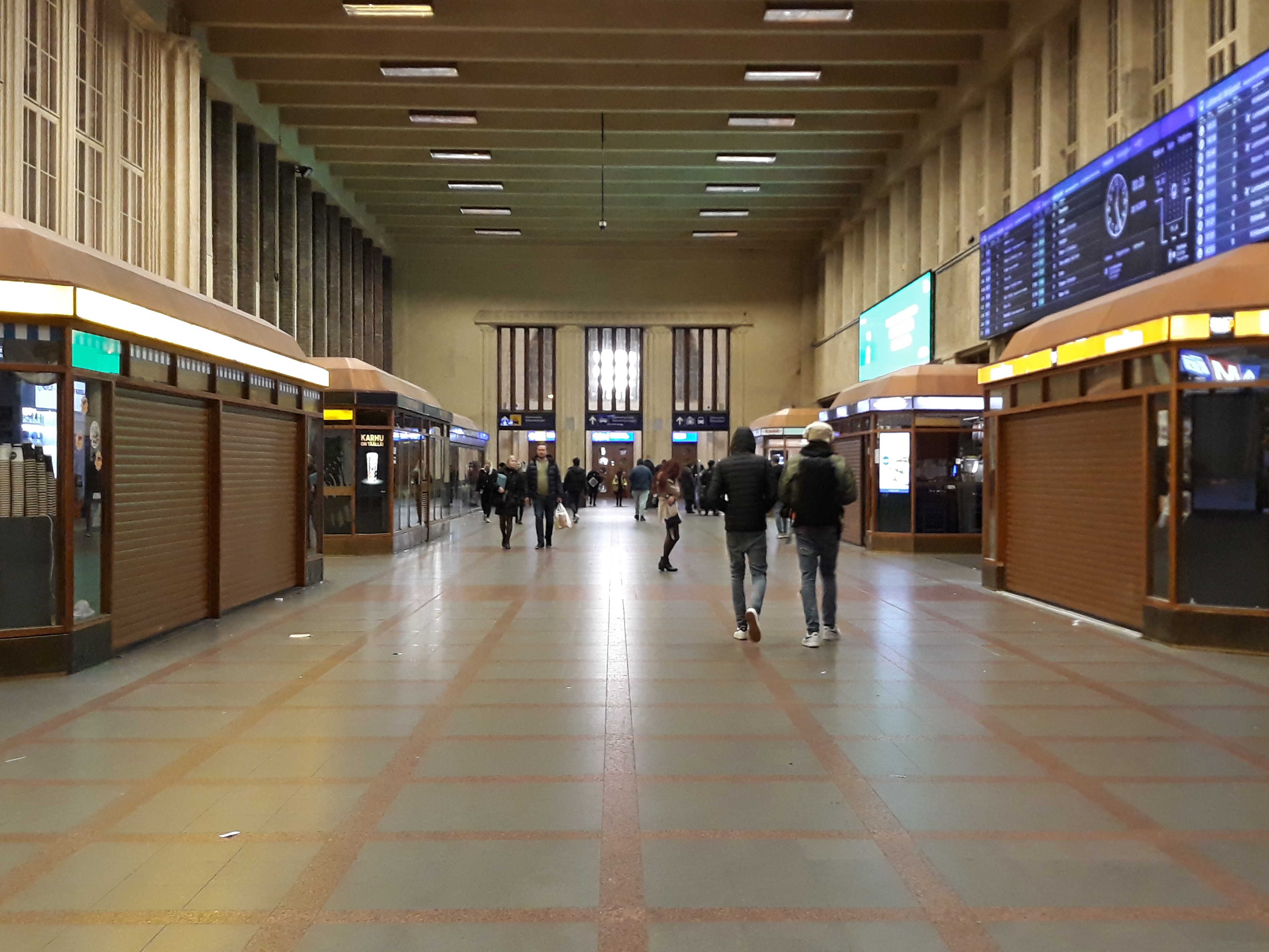 Kaivokatu 1. Vironniemen päiväkodin lapsia ja aikuisia pohjoisen puoleisessa asemahallissa tutustumiskäynnillään Helsingin rautatieasemaan. rephoto