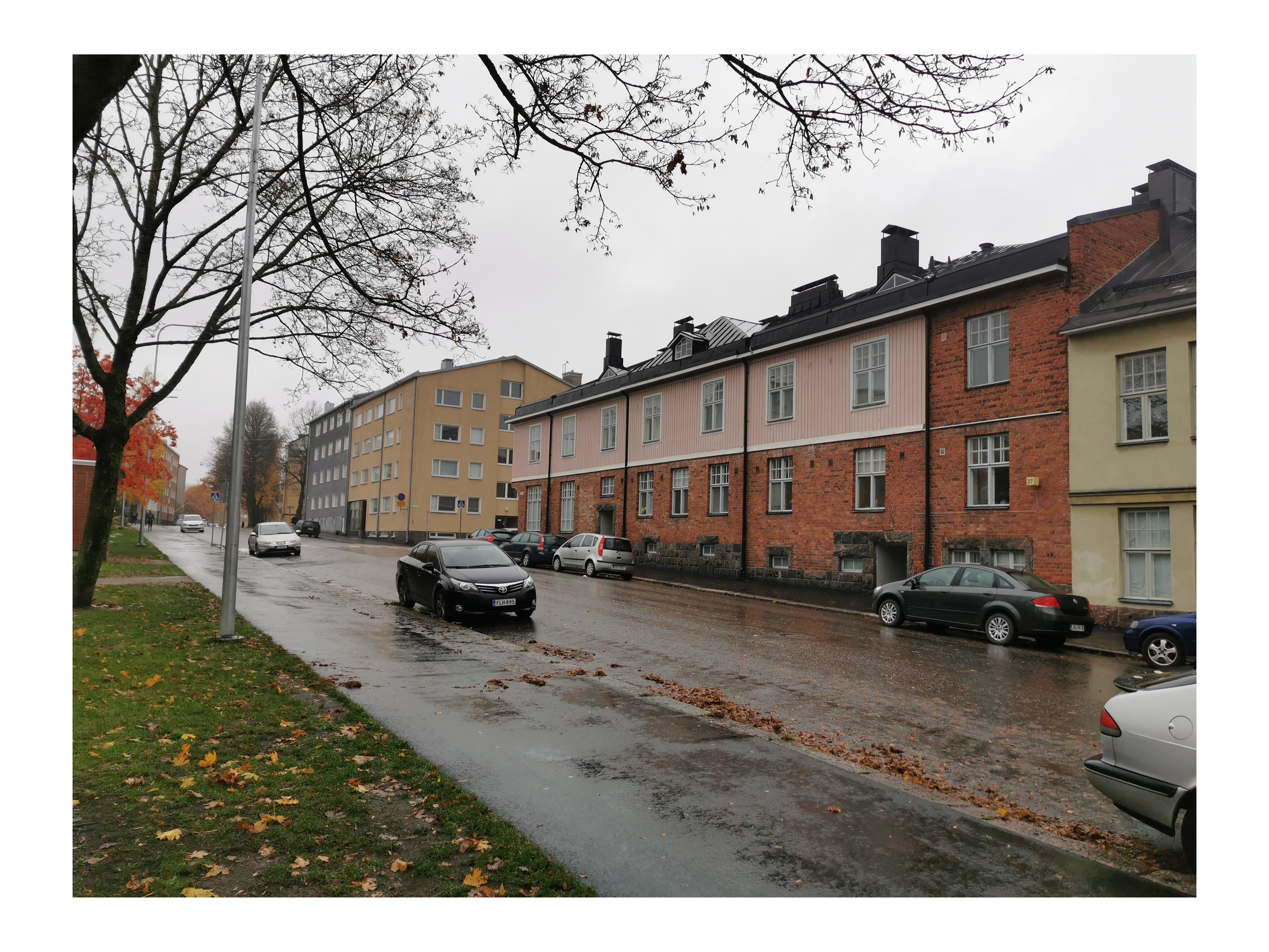 Porvoonkatu 37 ja 39. Talojen välistä lähtee Inkoonkatu. rephoto