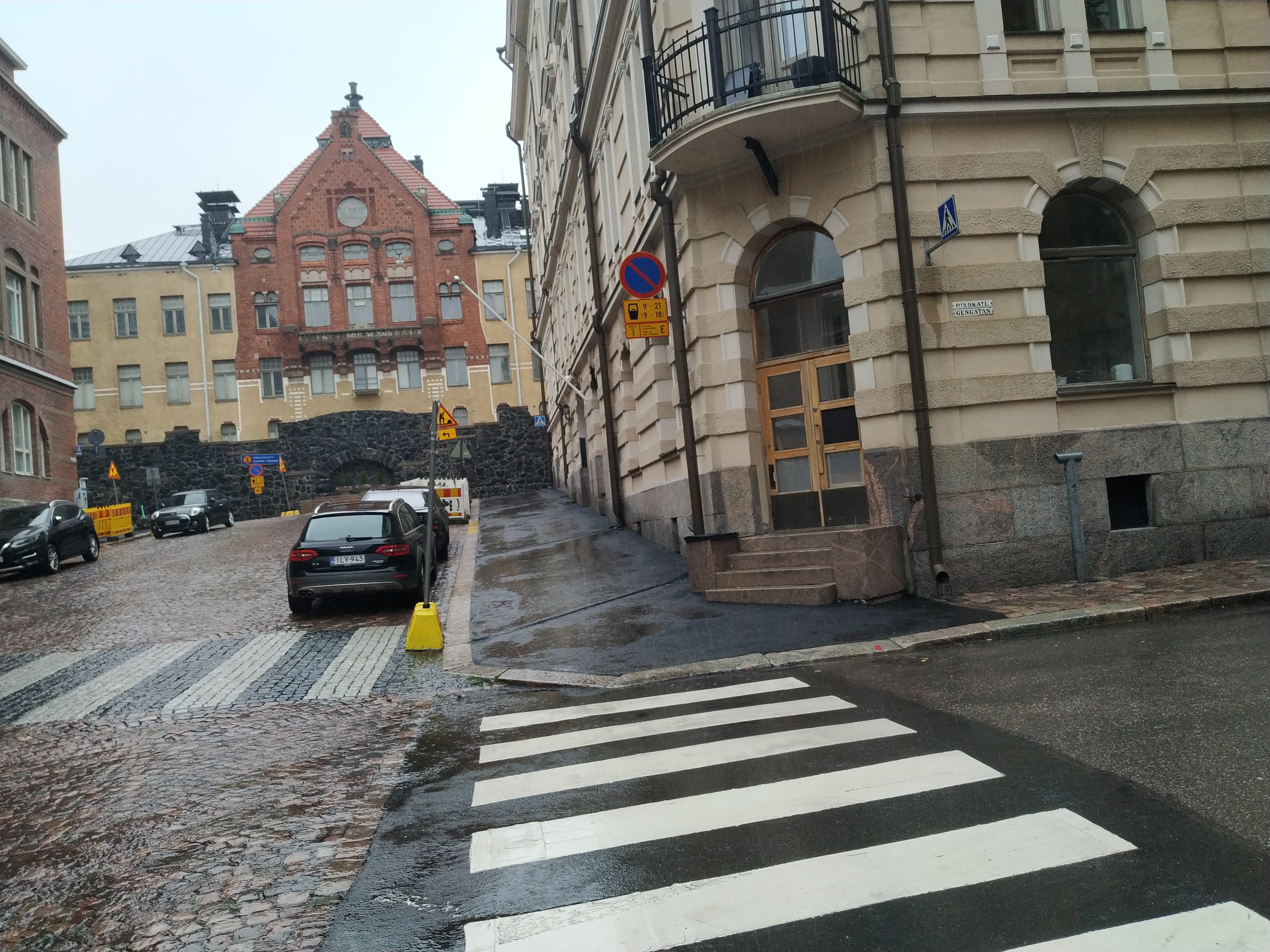 Kruununhaka, Snellmaninkatu. Jonossa kulkevia lapsia sekä lastenvaunuja työntävä nainen kävelemässä ylös lumikinoksen kaventamaa Snellmaninkatua Liisankadun kulmasta Oikokadulle päin. Oikealla Elannon myymälä ja taaempana lihakaupan kyltti. rephoto