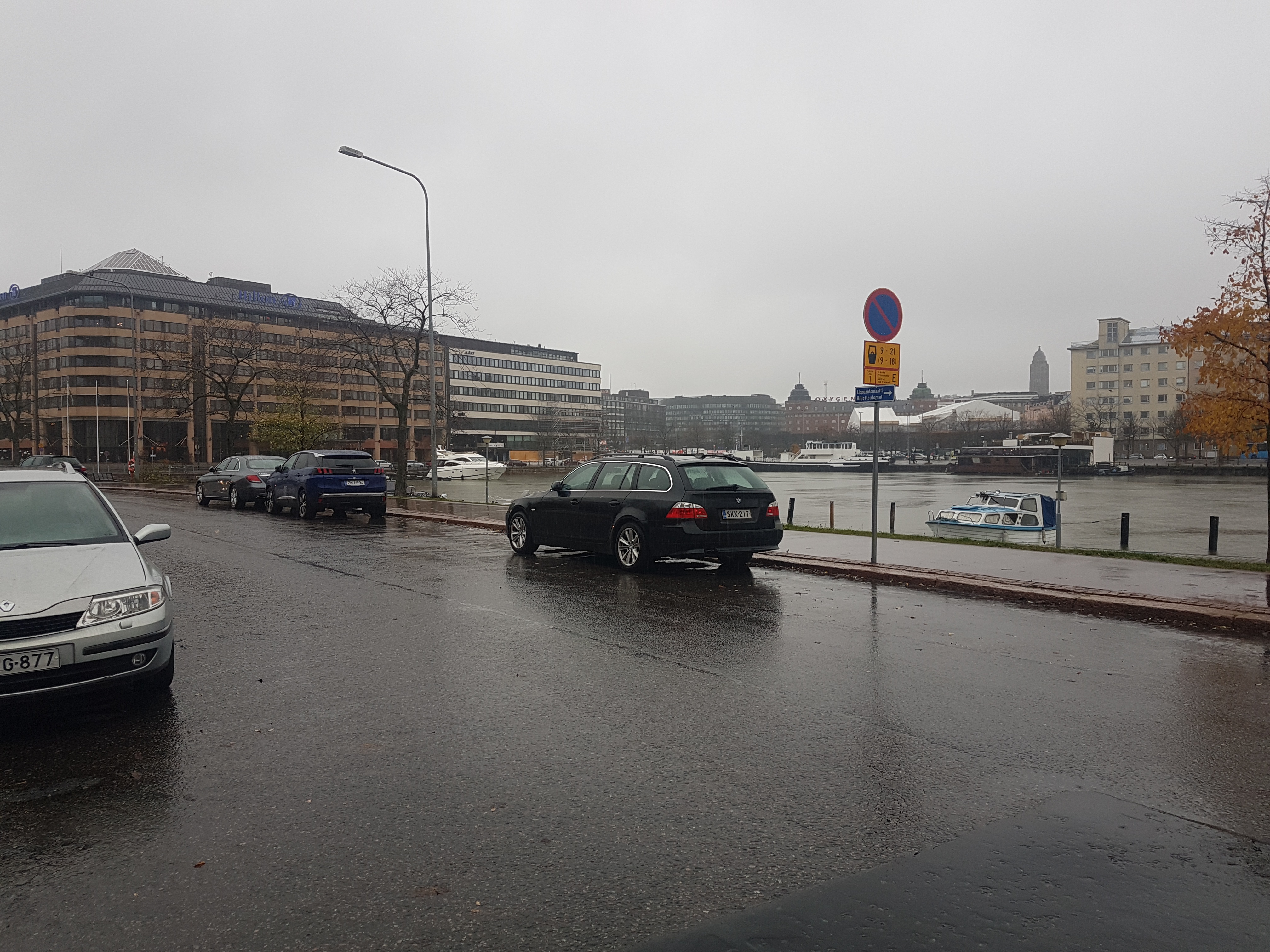 Siltavuorensatama.  Vasemmalla Siltasaarenkatu 1, John Stenbergin konetehdas.  Nykyinen John Stenbergin ranta 4.  Keskellä Hakaniementori. Kuvattu Siltavuorelta pohjoiseen. rephoto