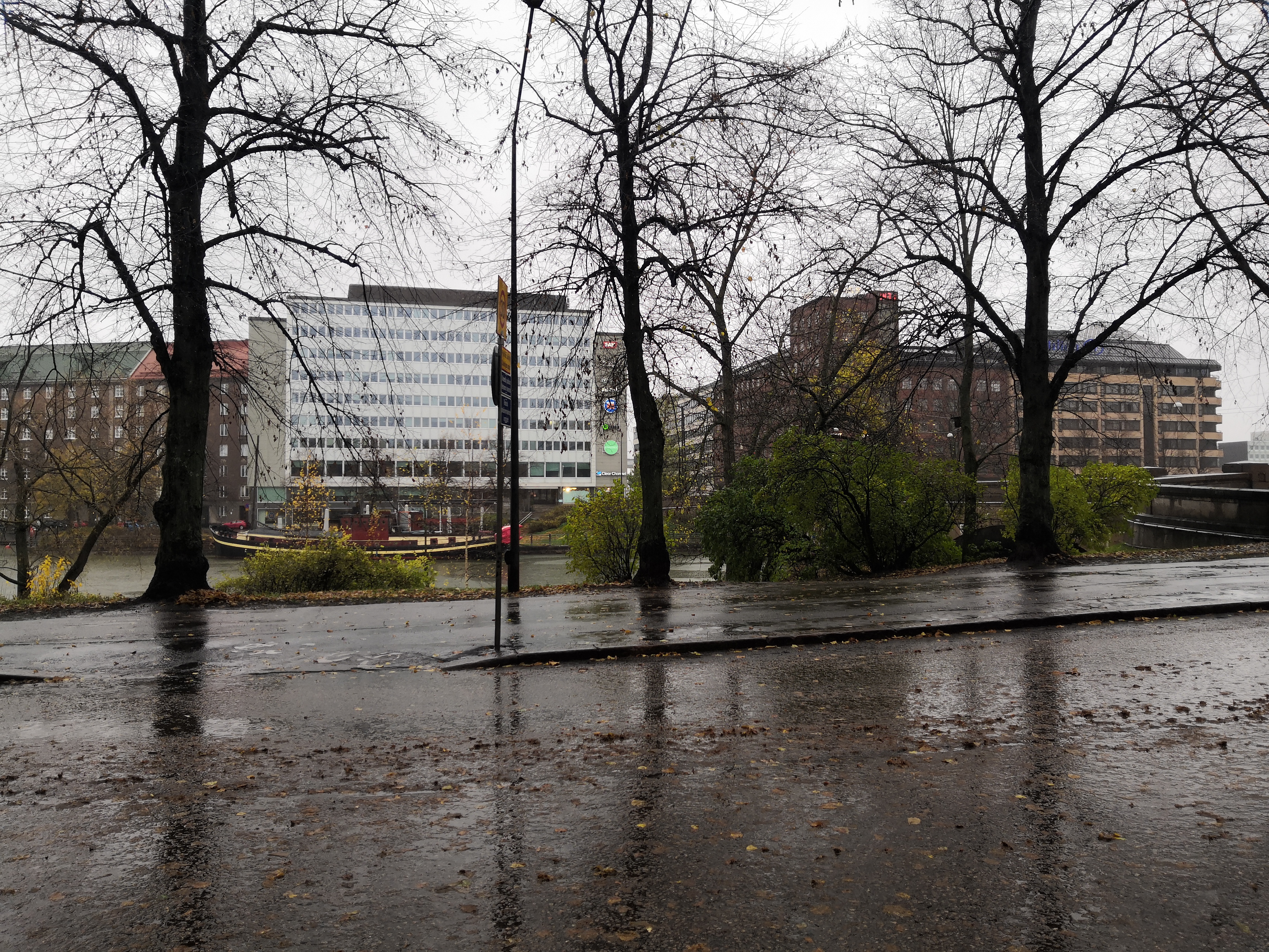 Uutta kivistä Pitkääsiltaa rakennetaan. Oikealla väliaikainen puusilta. rephoto