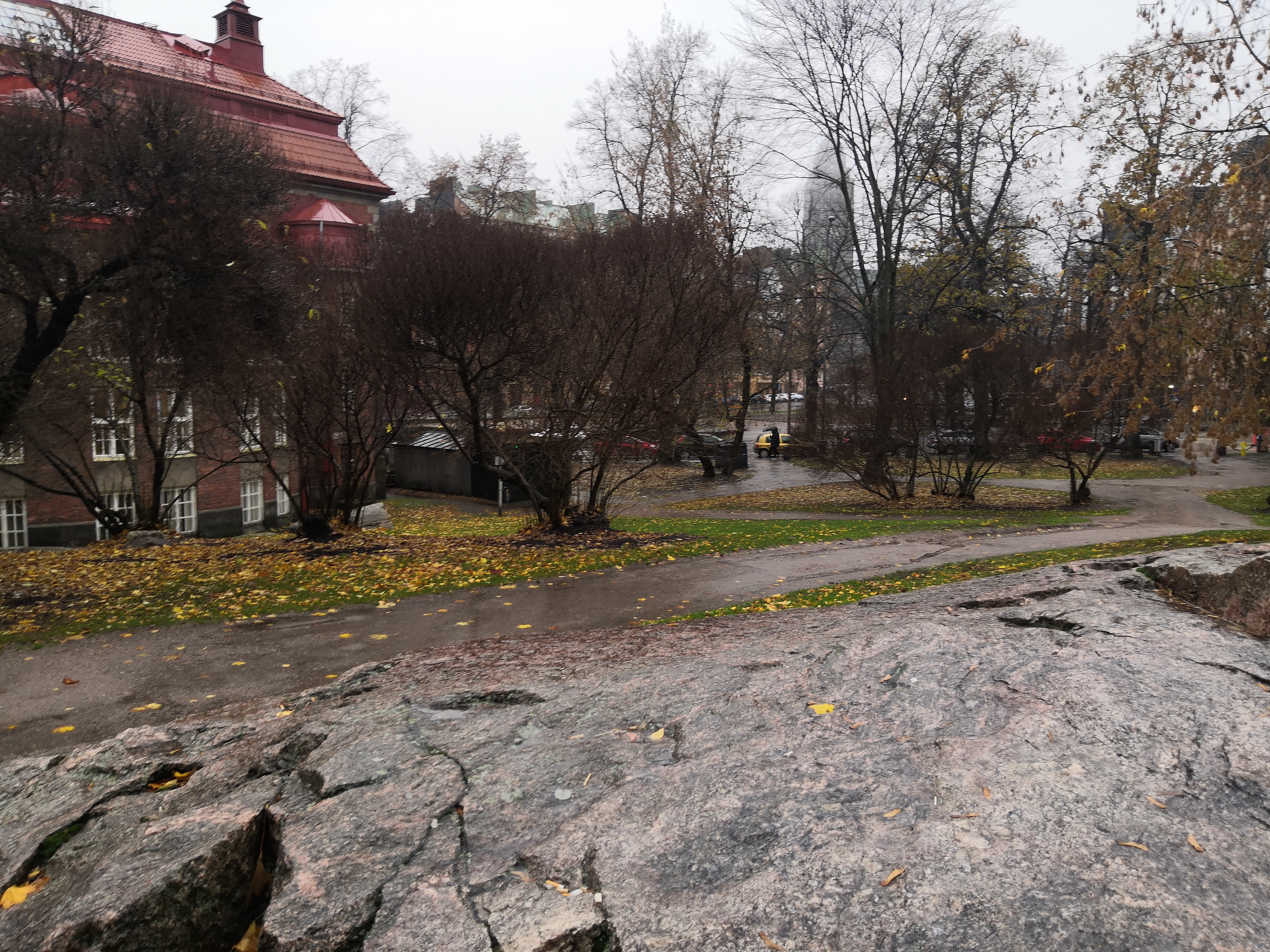 Agricolankatu 8 - Fleminginkatu 3, oikealla Agricolankatu 11. Keskellä Kaiku 9, nykyisen Karhupuiston kohdalla rephoto