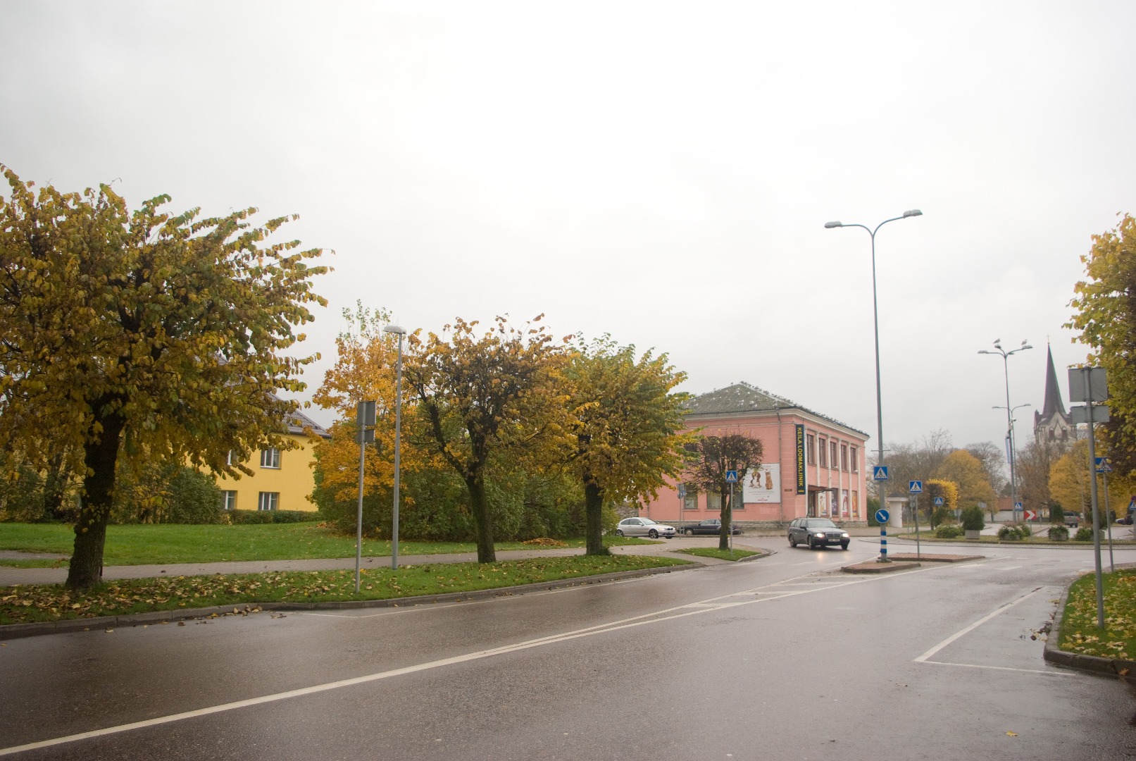 Sarmo apteek ja Harju majandusühisuse kauplus Keila Keskväljakul rephoto