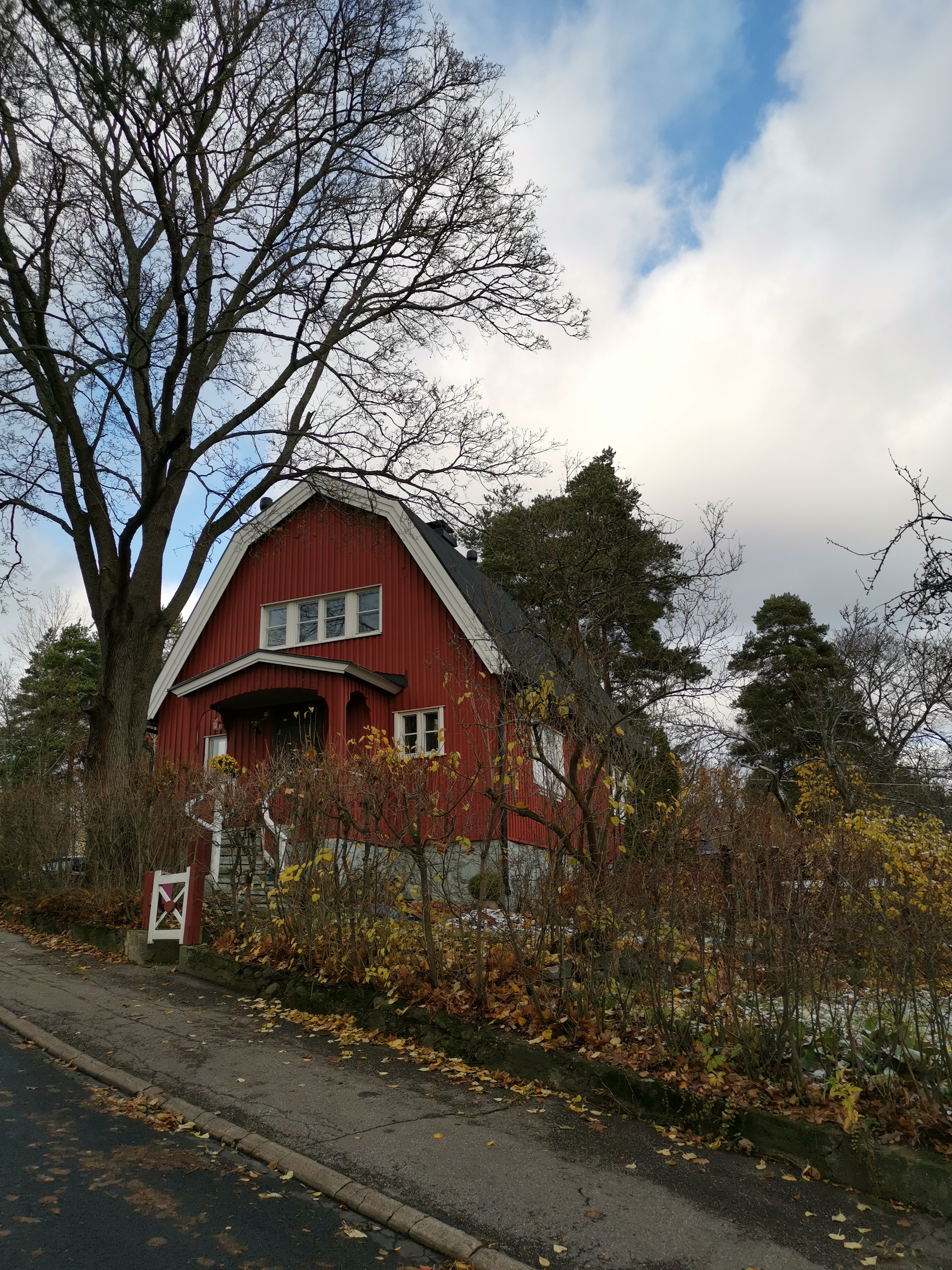 Nyyrikintie 19, pääty Joukolantieltä päin. rephoto