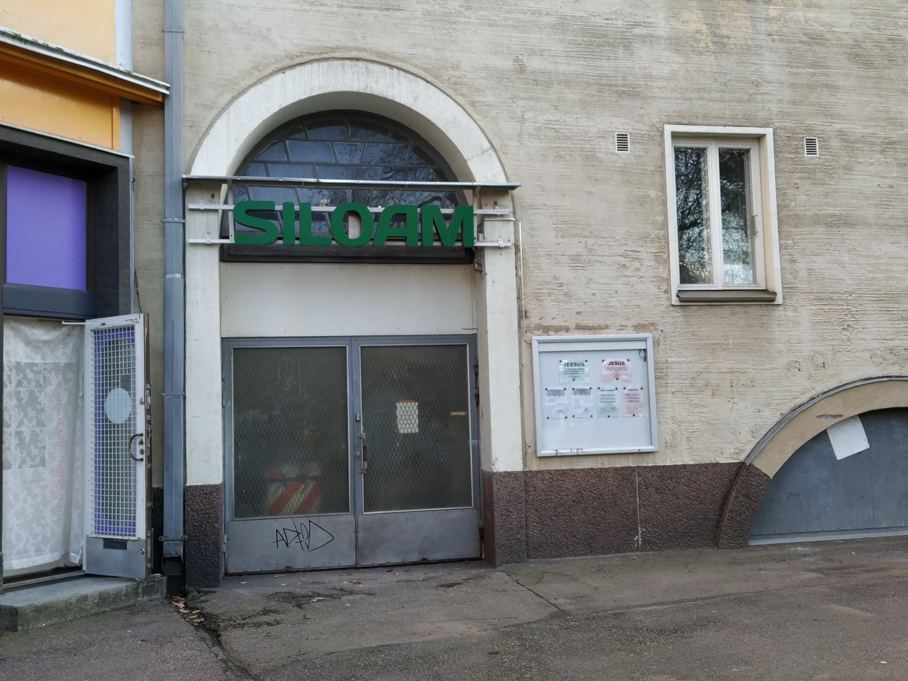 Näkymä elokuvateatteri Casinon sisäänkäynnistä ulkopuolelta. Teatteri suljettiin viisi vuotta aiemmin, vuodenvaihteessa 1965-1966. Sisäänkäynnin ovien yllä näkyy kuuden sähkölampun rivi ja sen yllä kohoaa ikkunan jälkeen sisäänkäyntiä juhlistava empire-tyyppinen kaari. Sisäänkäynnin oikealla puolella seinässä ovat vielä kaksi mainosvitriiniä. Valokuva on otettu talvella, ja oikealla näkyy reunaa korkeista lumikinoksista. rephoto