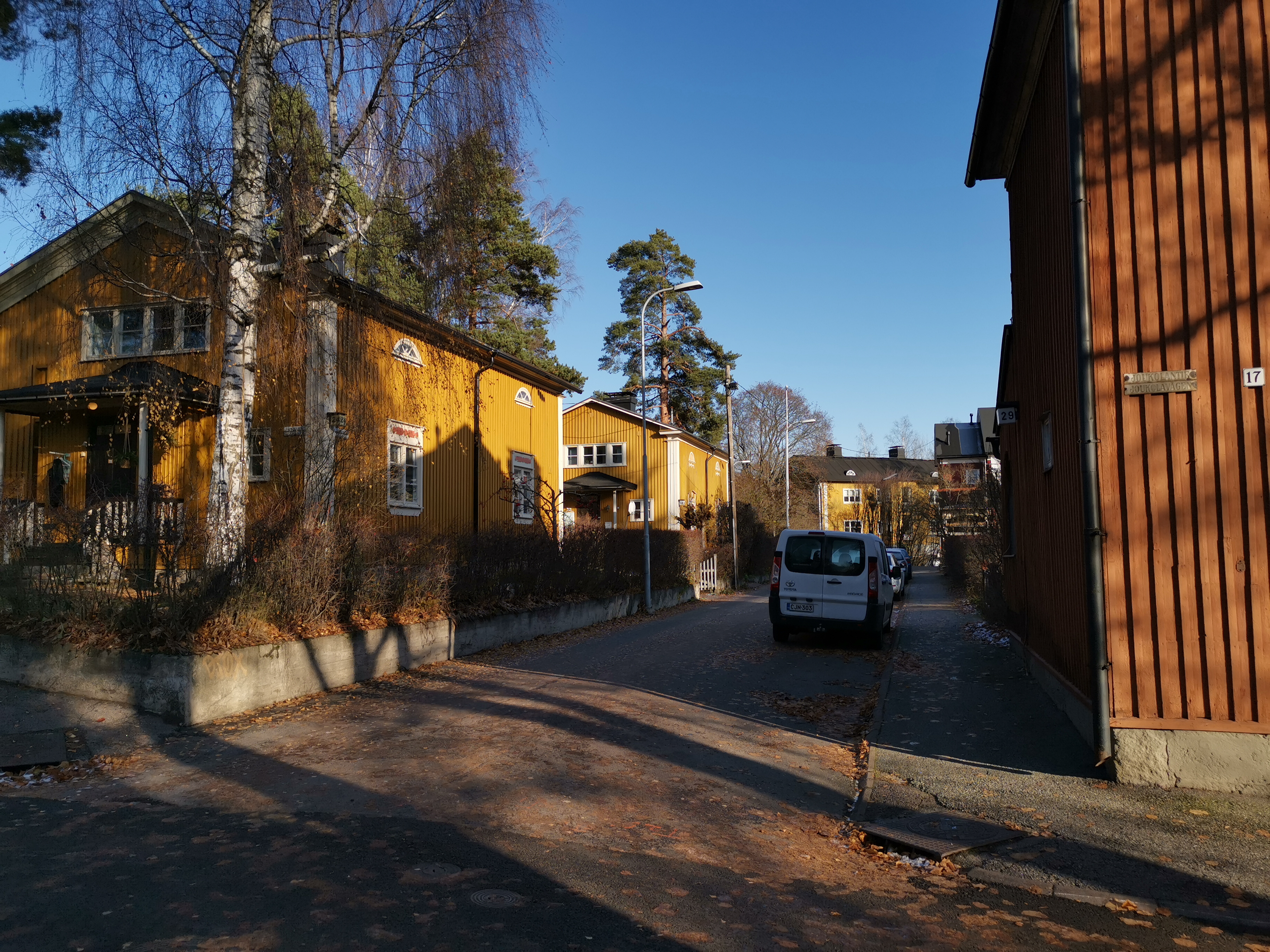 Käpylä. Puurakennuksia. Vasemmalla Oikealla Joukolantie 17. - Tapiolantie 29. Vasemmalla Tapiolantie 24. rephoto