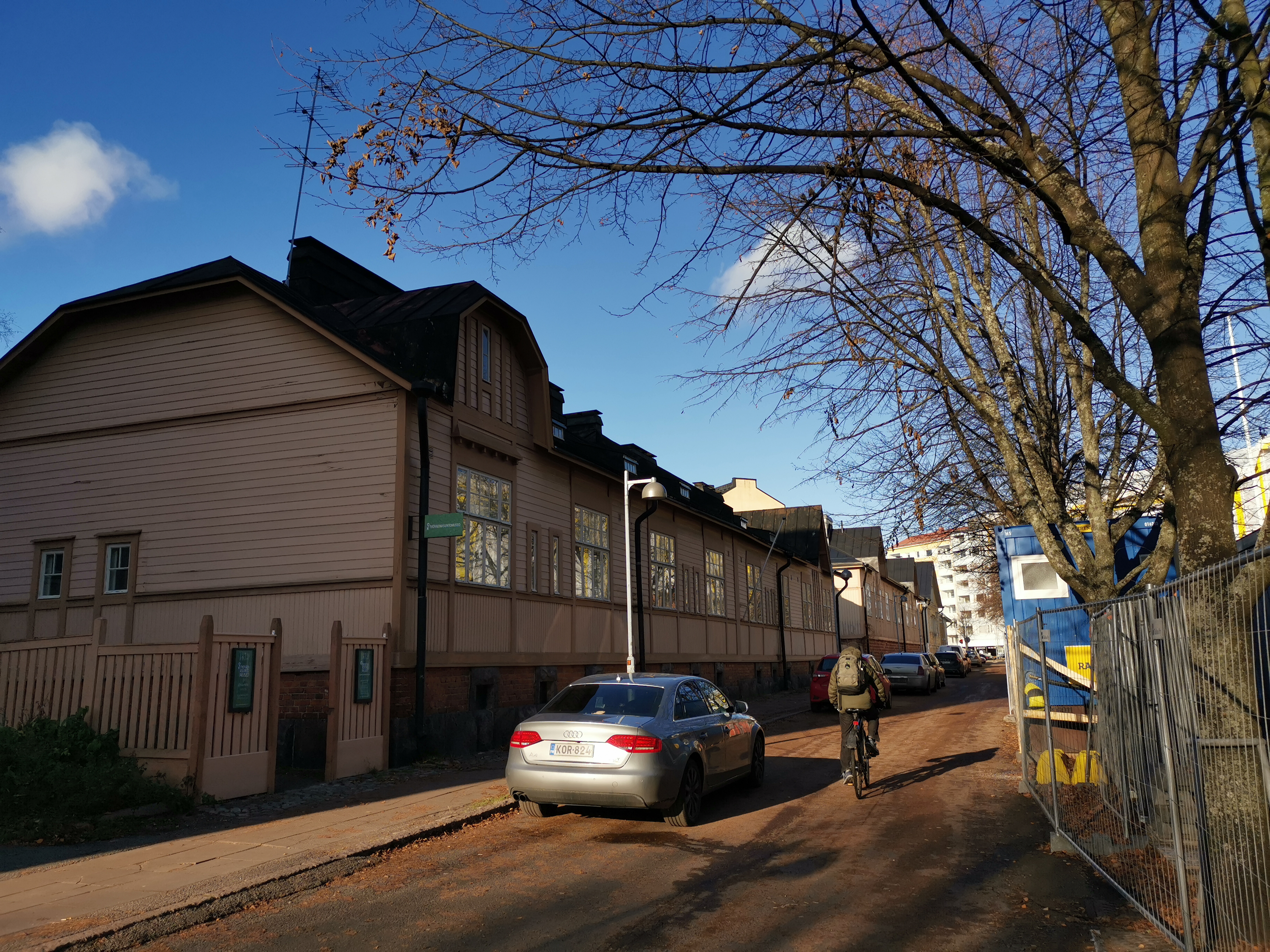 Näkymä pitkin Kirstinkujaa kohti Porvoonkatua, Kirstinkuja 4, 6, Vesilinnankatu 17 sekä äärimmäisenä oikealla Porvoonkatu 19. Kadun varrelle on pysäköity henkilöautoja ja koottu korkea lumikinos. rephoto