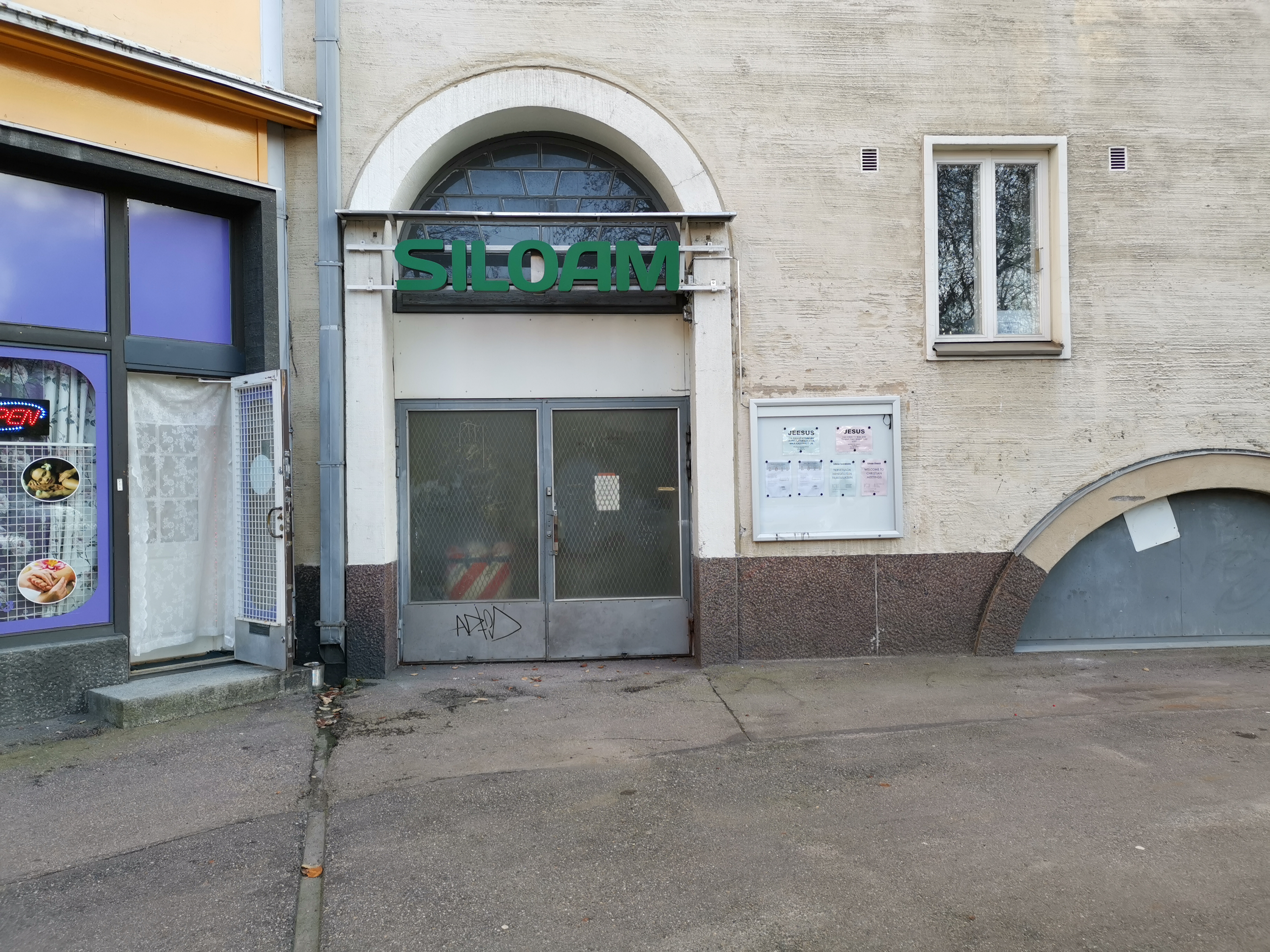 Näkymä elokuvateatteri Casinon sisäänkäynnistä ulkopuolelta. Teatteri suljettiin viisi vuotta aiemmin, vuodenvaihteessa 1965-1966. Sisäänkäynnin ovien yllä näkyy kuuden sähkölampun rivi ja sen yllä kohoaa ikkunan jälkeen sisäänkäyntiä juhlistava empire-tyyppinen kaari. Sisäänkäynnin oikealla puolella seinässä ovat vielä kaksi mainosvitriiniä. Valokuva on otettu talvella, ja oikealla näkyy reunaa korkeista lumikinoksista. rephoto