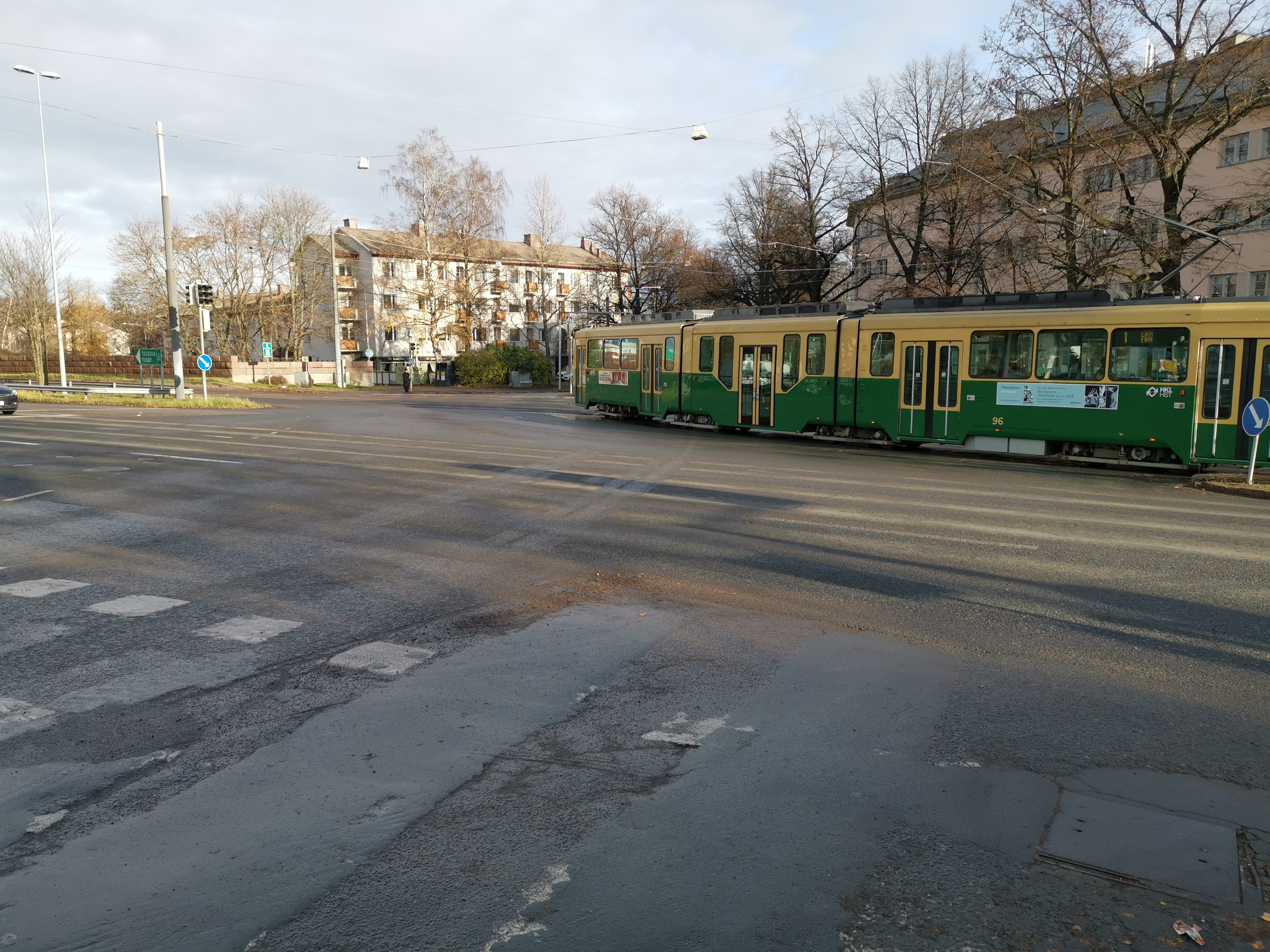 Raitiovaunu K Käpylänaukiolla, kääntymässä Pohjolankadulta, Mäkelänkadulle rephoto