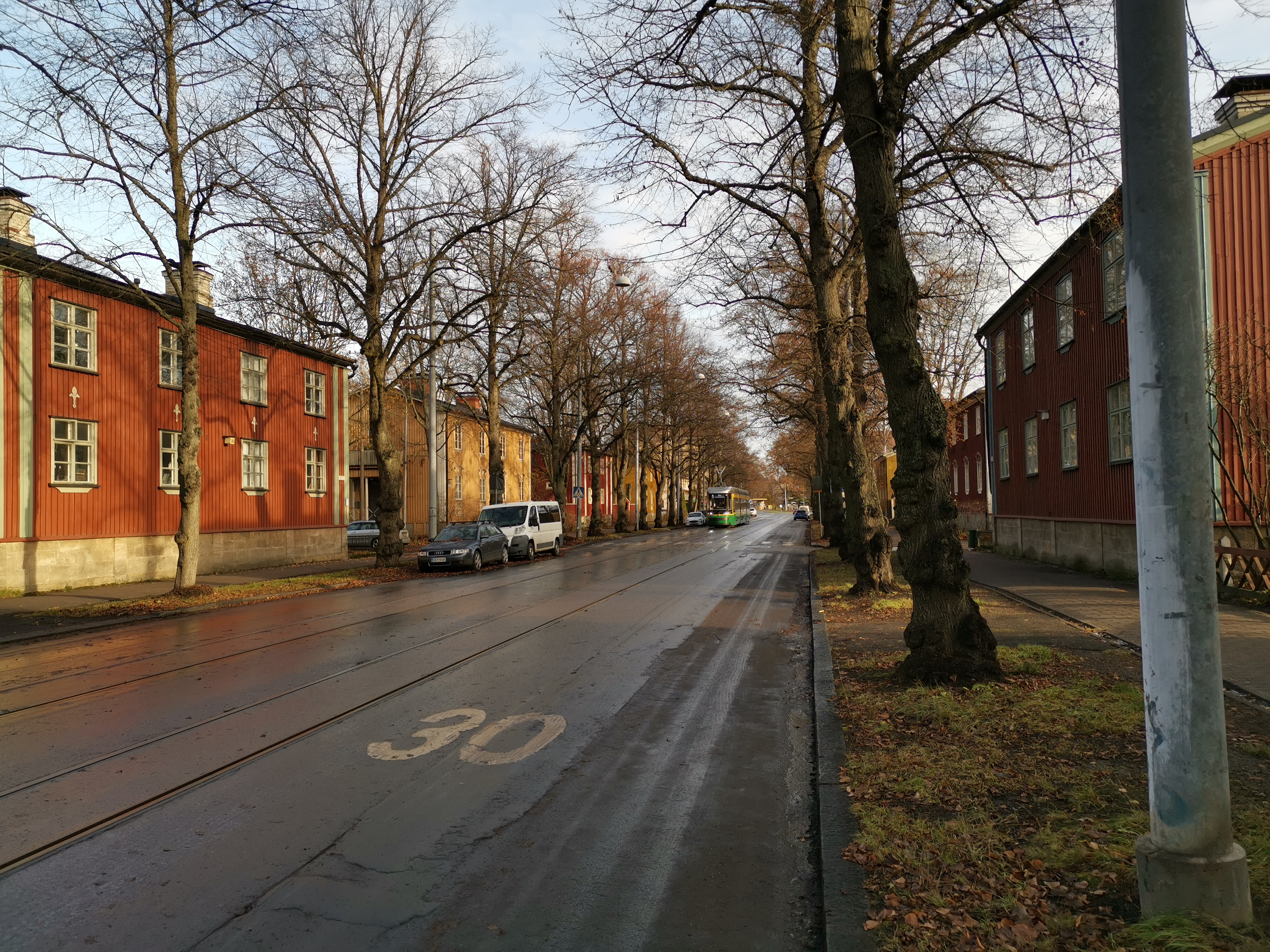 Linjan 1 raitiovaunu Pohjolankadulla Käpylässä. Taustalla Pohjolanaukio. rephoto