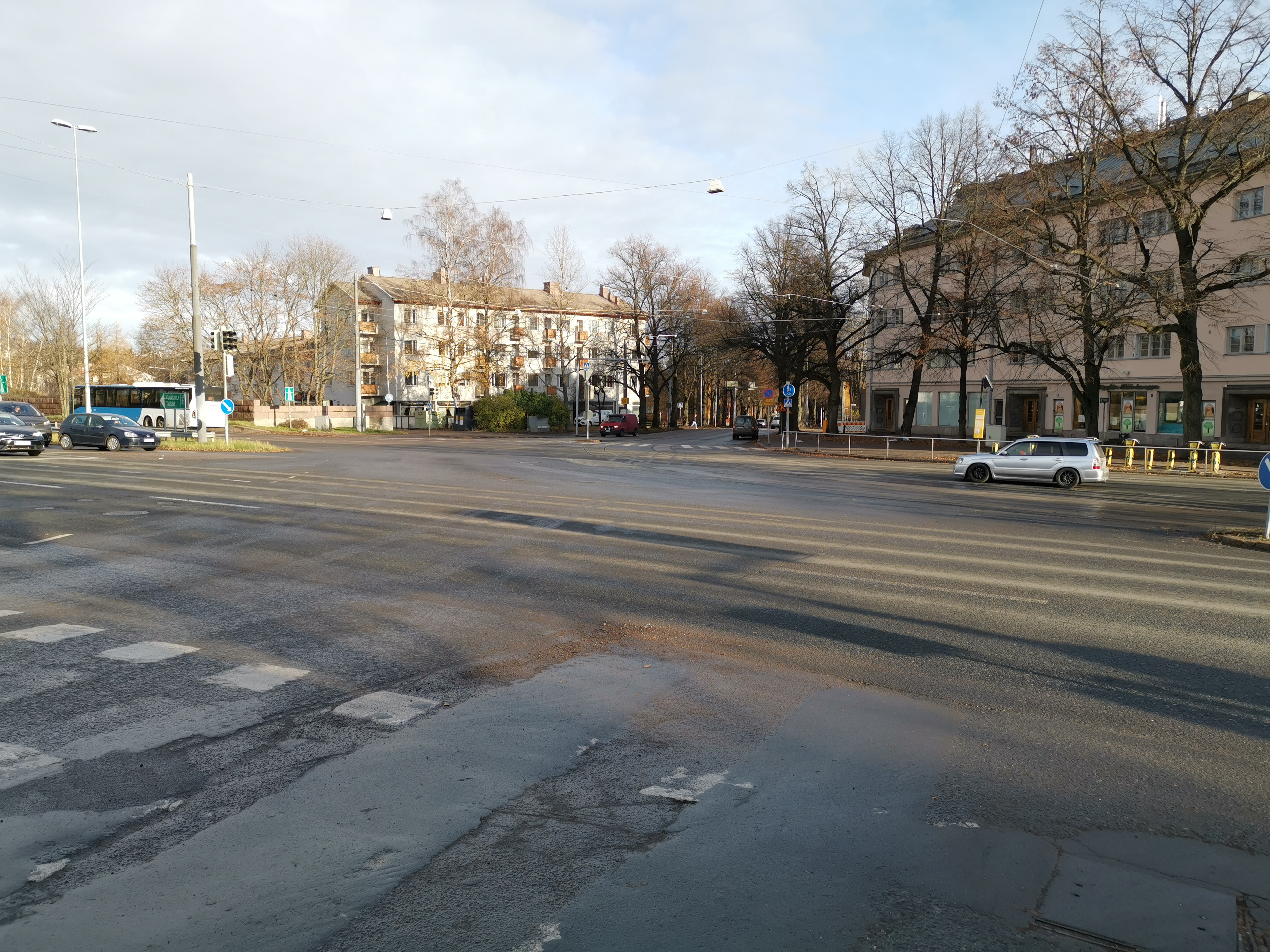 Käpylänaukio. Pohjolankadun, Mäkelänkadun ja Peräpohjolantien (Vaakalinnuntien) risteys. Vasemmalla huoltoasema ja Pohjolankatu 2. Oikealla Pohjolankatu 1. - Mäkelänkatu 99. rephoto