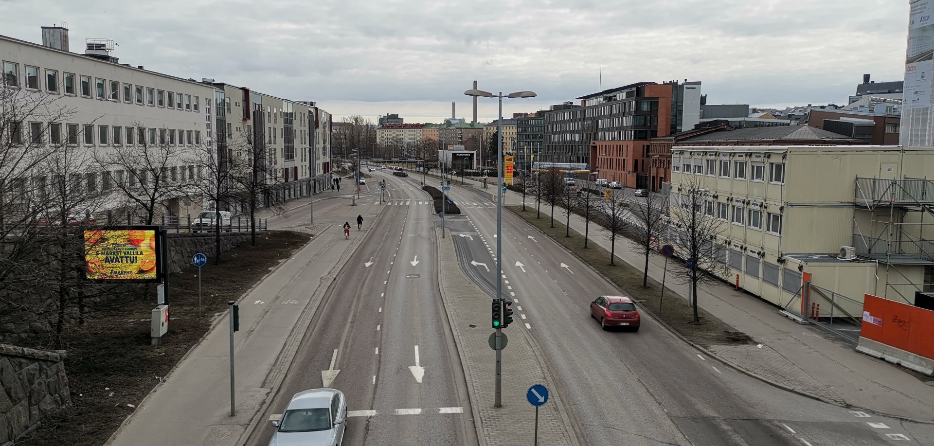 Vallilan teollisuusalue kuvattuna sillalta Sturenkadun ja Teollisuuskadun risteyksessä. Vallilan tavara-asema ja Satamarata. Vasemmalla Teollisuuskatu 3, jossa on Primulan leipomo. Oikealla Satamaradankatu 3. Taustalla vasemmalta alkaen: Aleksis Kiven katu 4, 8, 10, 12, 14, 16, 18. Vasemmalla puolella pysäköidyt autot etualalta lukien: Triumph Herald, Volkswagen, kaksi Volvo Amazonia,  Volvo 164, Volvo Amazon, Volkswagen ja Volvo Amazon. Tiellä liikenteessä ajaa Bedford -kuorma-auto, Ford Cortina sekä Peugeot 404. rephoto