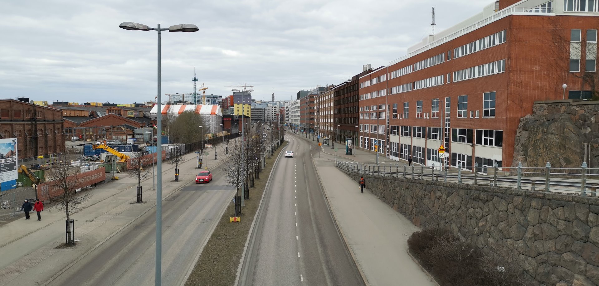 Teollisuuskatu 11, 15, 17, 19, 21. Vasemmalla Pasilan konepajan alue. rephoto