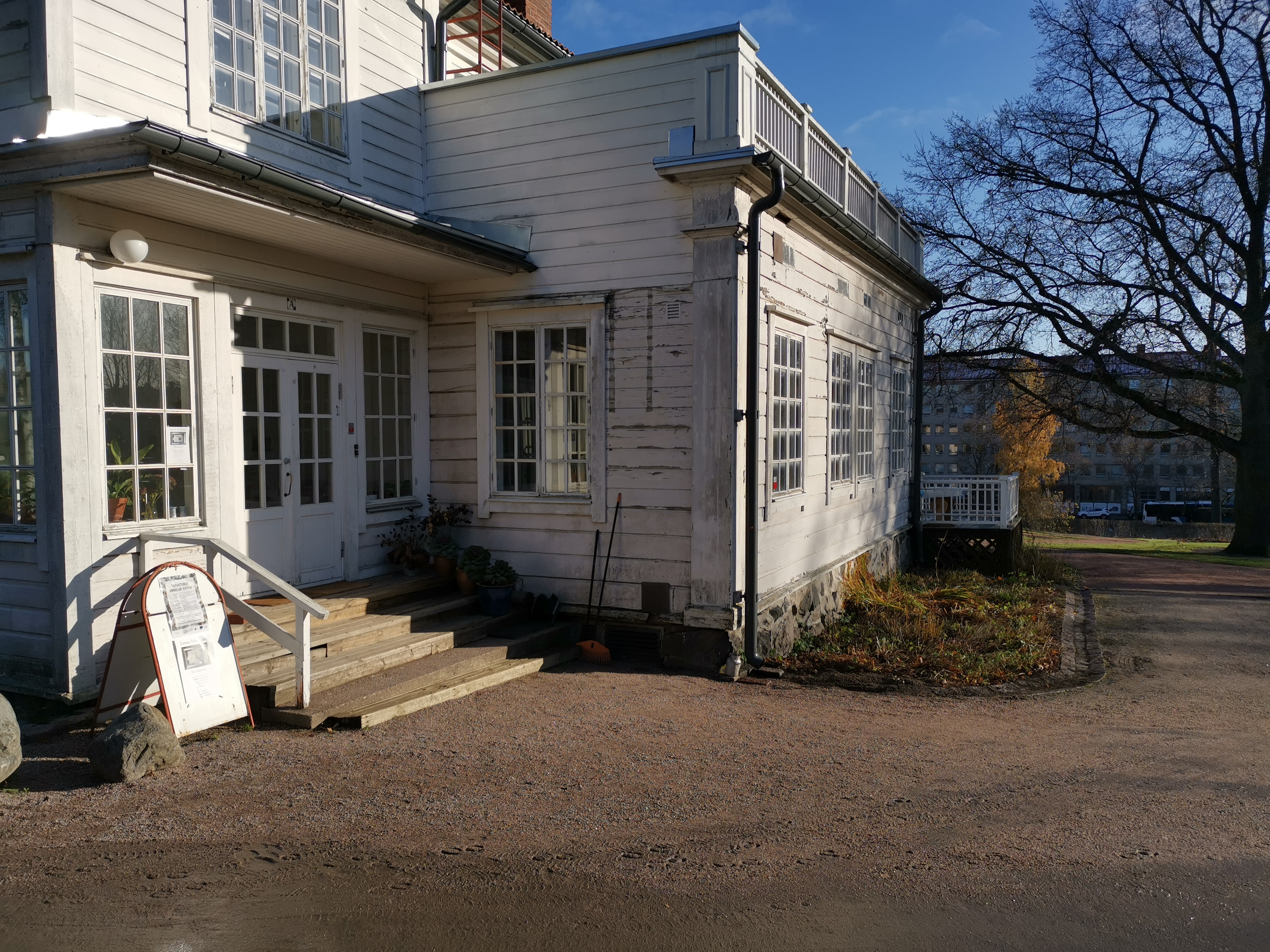 Hevosajoneuvot Annalan päärakennuksen edessä Vanhassakaupungissa. rephoto