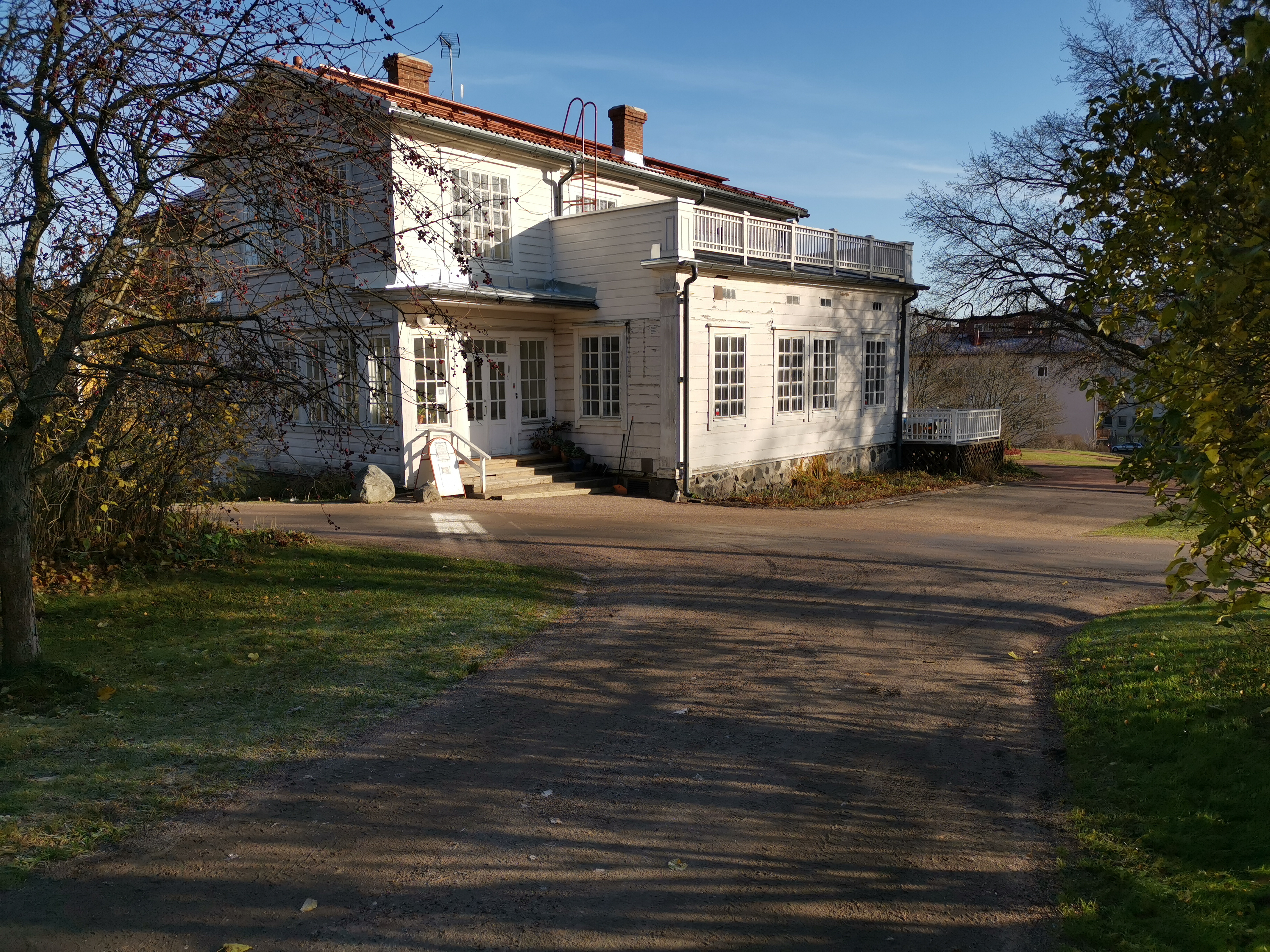 Hevosajoneuvot Annalan päärakennuksen edessä Vanhassakaupungissa. rephoto