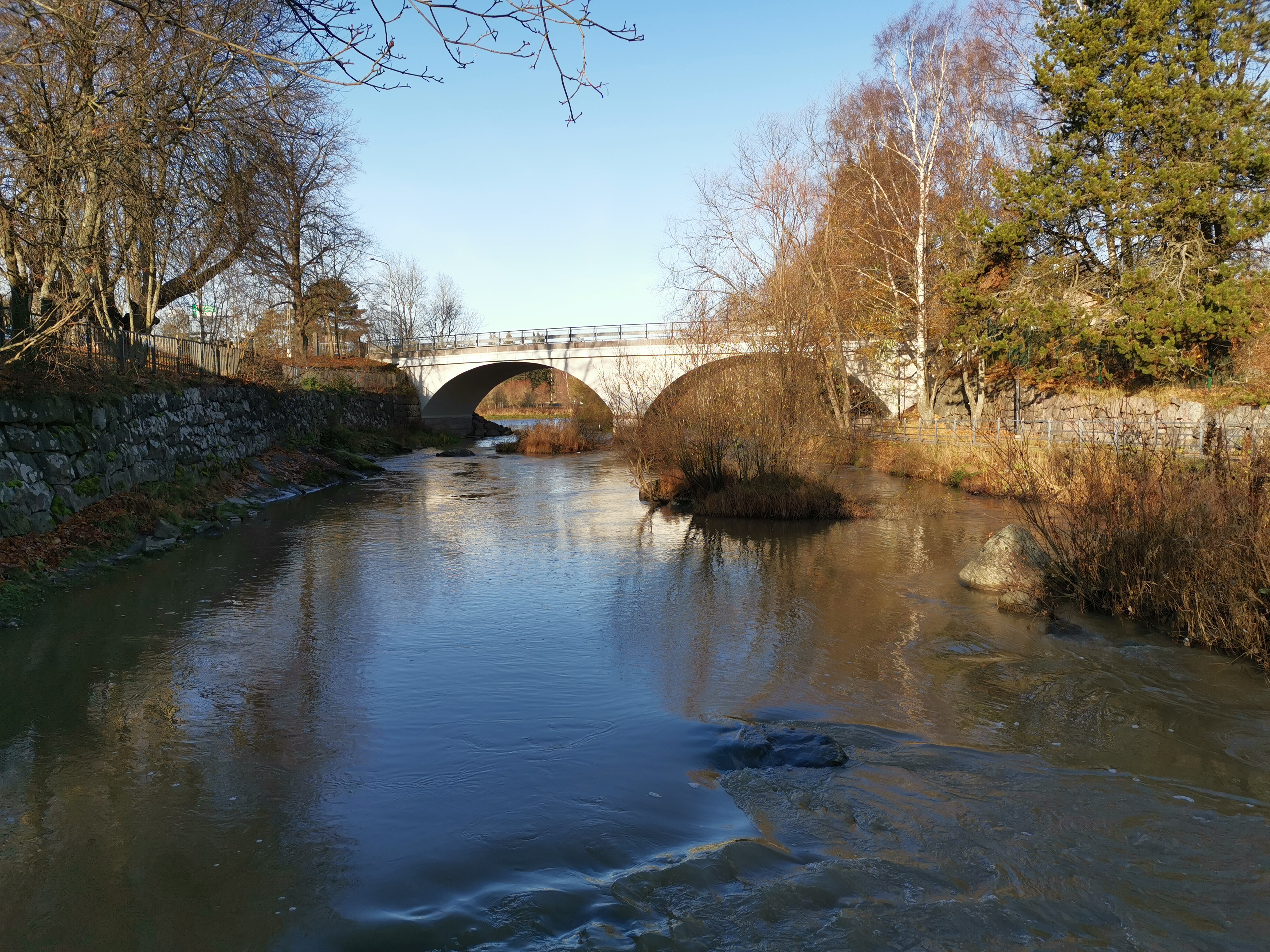 Vanhankaupunginkoski. Vanhankaupunginkosken itäinen haara Viikintien sillan suuntaan. rephoto