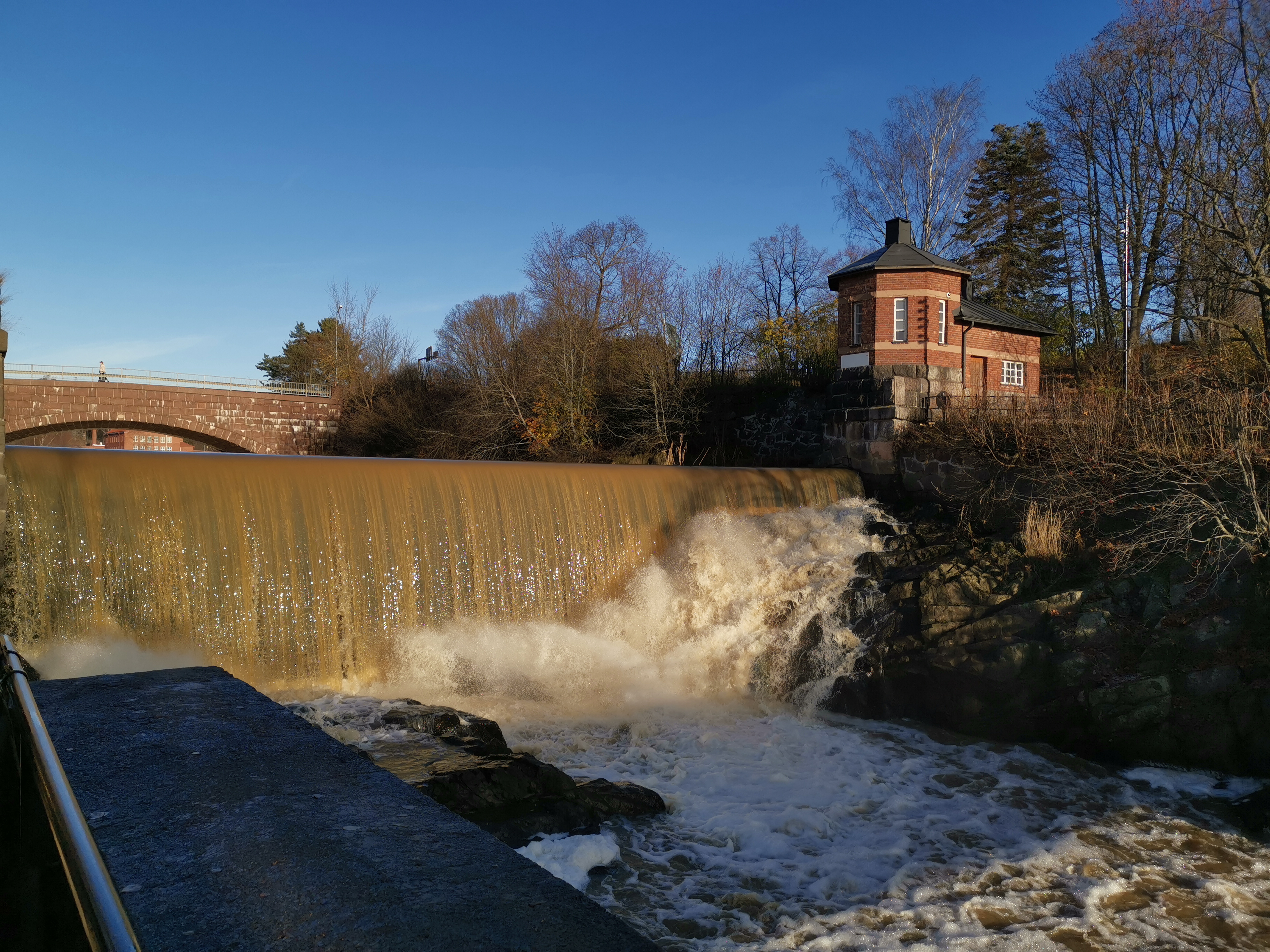 Vanhankaupunginkoski jäidenlähdön aikaan. Taustalla maantiesilta, oikealla vesilaitoksen rakennuksia. rephoto