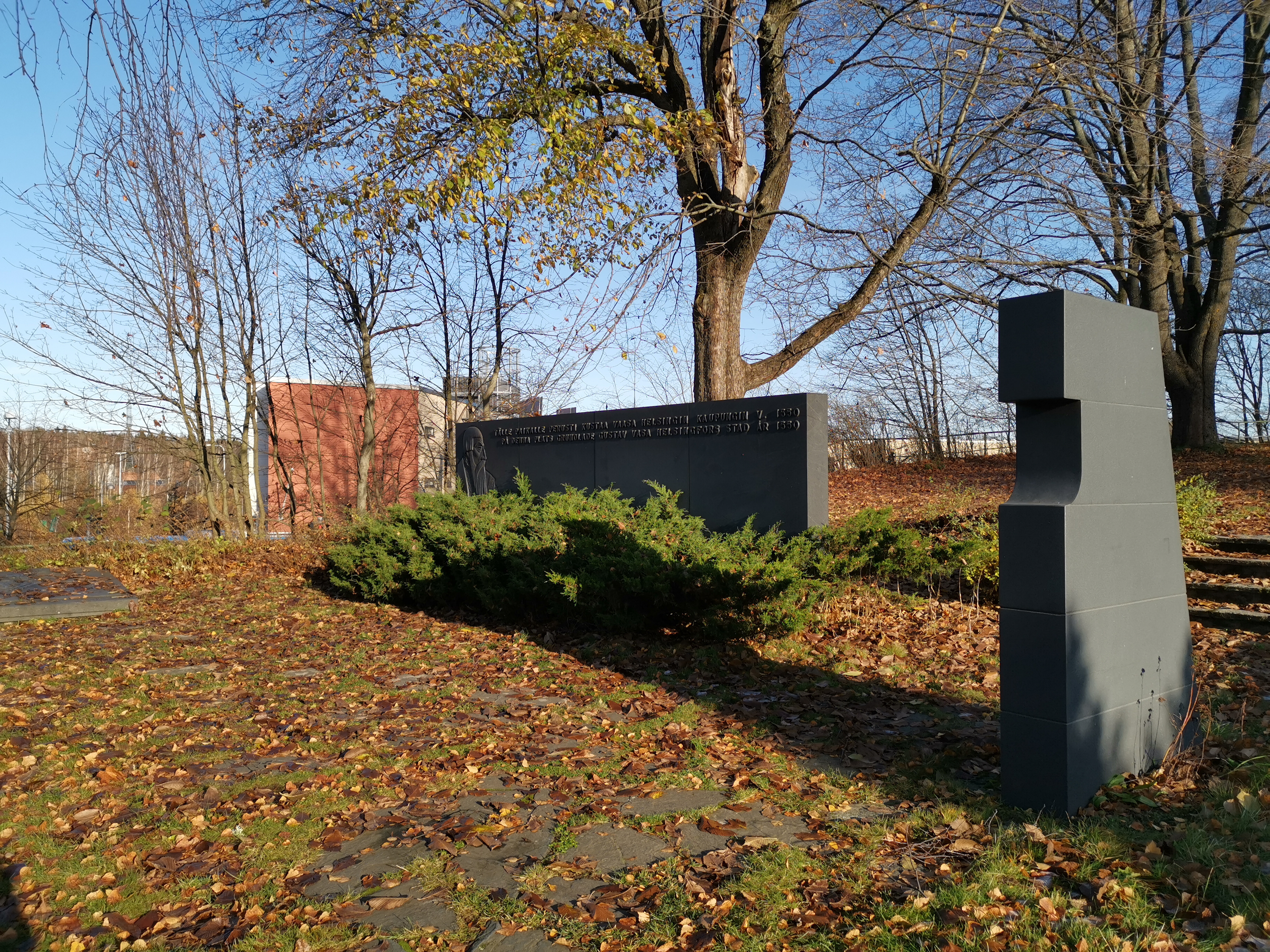 Vanhakaupunki, Kirkkorinne. Helsingin 400-vuotismuistomerkin paljastustilaisuus. Keskellä kuvanveistäjä Yrjö Rosolan suunnittelema muistomerkki, jossa Kustaa Vaasan profiilikuva ja teksti "Tälle paikalle perusti Kustaa Vaasa Helsingin kaupungin vuonna 1550. På denna plats grundade Gustav Vasa Helsingfors stad år 1550." rephoto