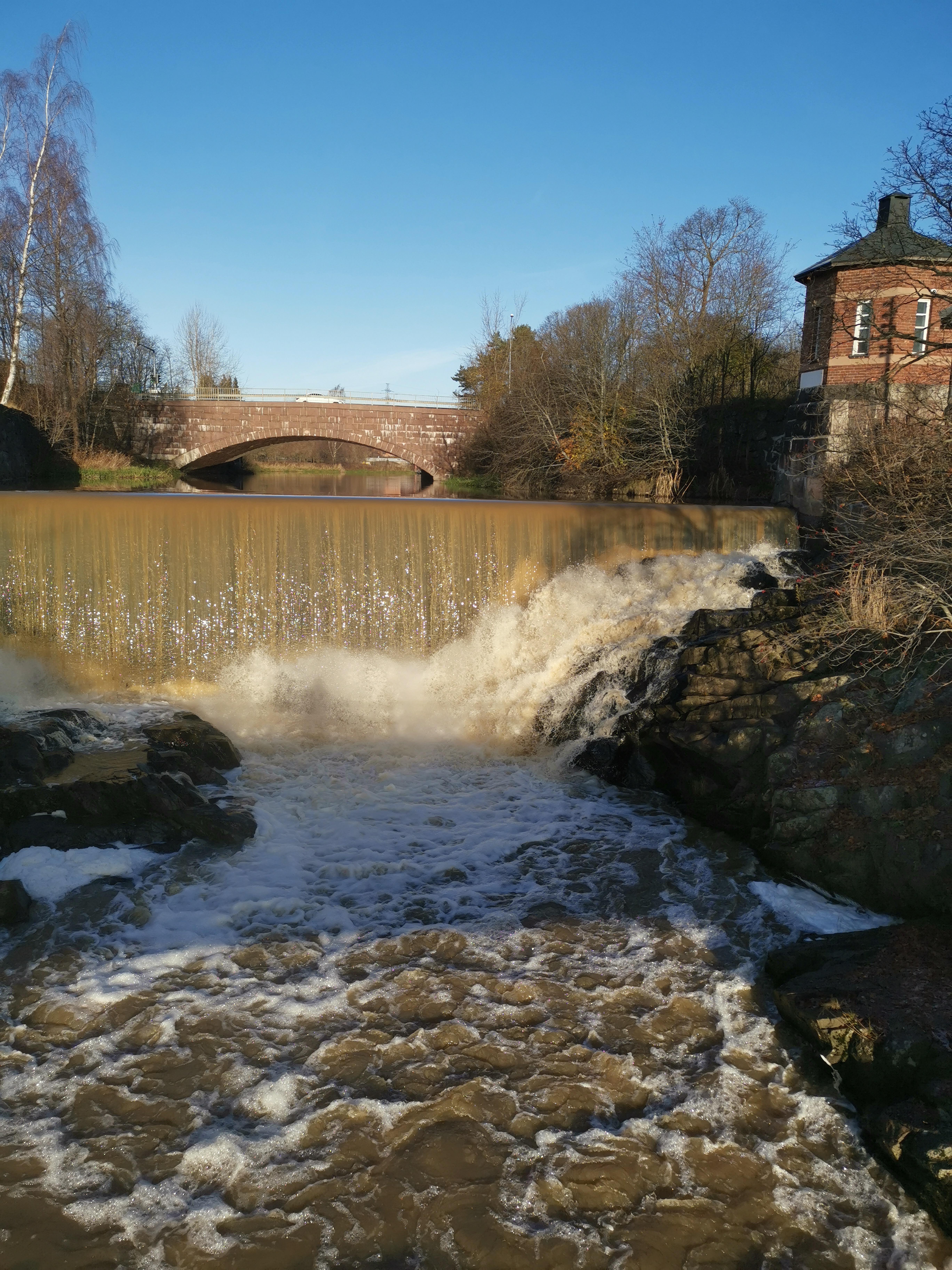 Vanhankaupunginkoski jäidenlähdön aikaan. Viikintien maantiesilta. rephoto