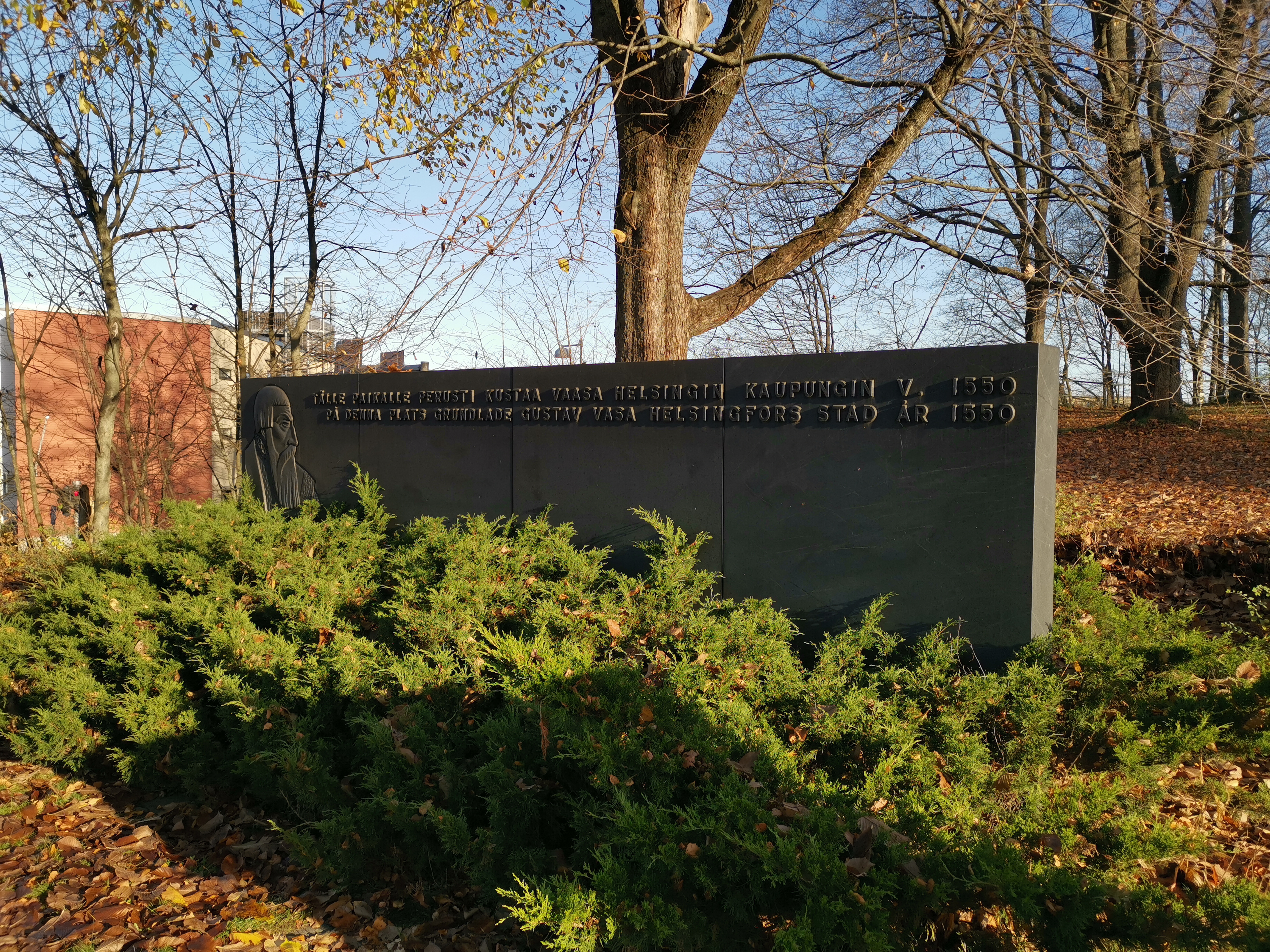 Helsingin 400-vuotismuistomerkki, Kirkkorinne, Vanhakaupunki. Graniittipaaden suunnitteli kuvanveistäjä Yrjö Rosola, se paljastettiin kesäkuussa 1950. Siinä on vasemmalla Kustaa Vaasan profiilikuva vieressään teksti: "Tälle paikalle perusti Kustaa Vaasa Helsingin kaupungin vuonna 1550. På denna plats grundade Gustav Vasa Helsingfors stad år 1550". rephoto