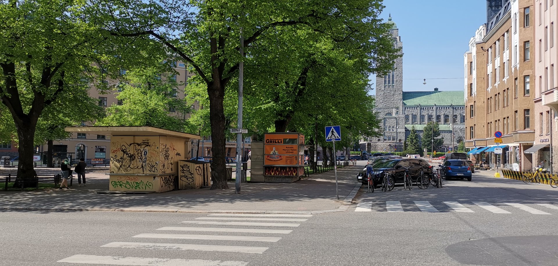 Kioski Karhupuistossa Fleminginkadun puolella, taustalla oikealla Agricolankatu 13, vasemmalla taustalla Kallion kirkko. rephoto