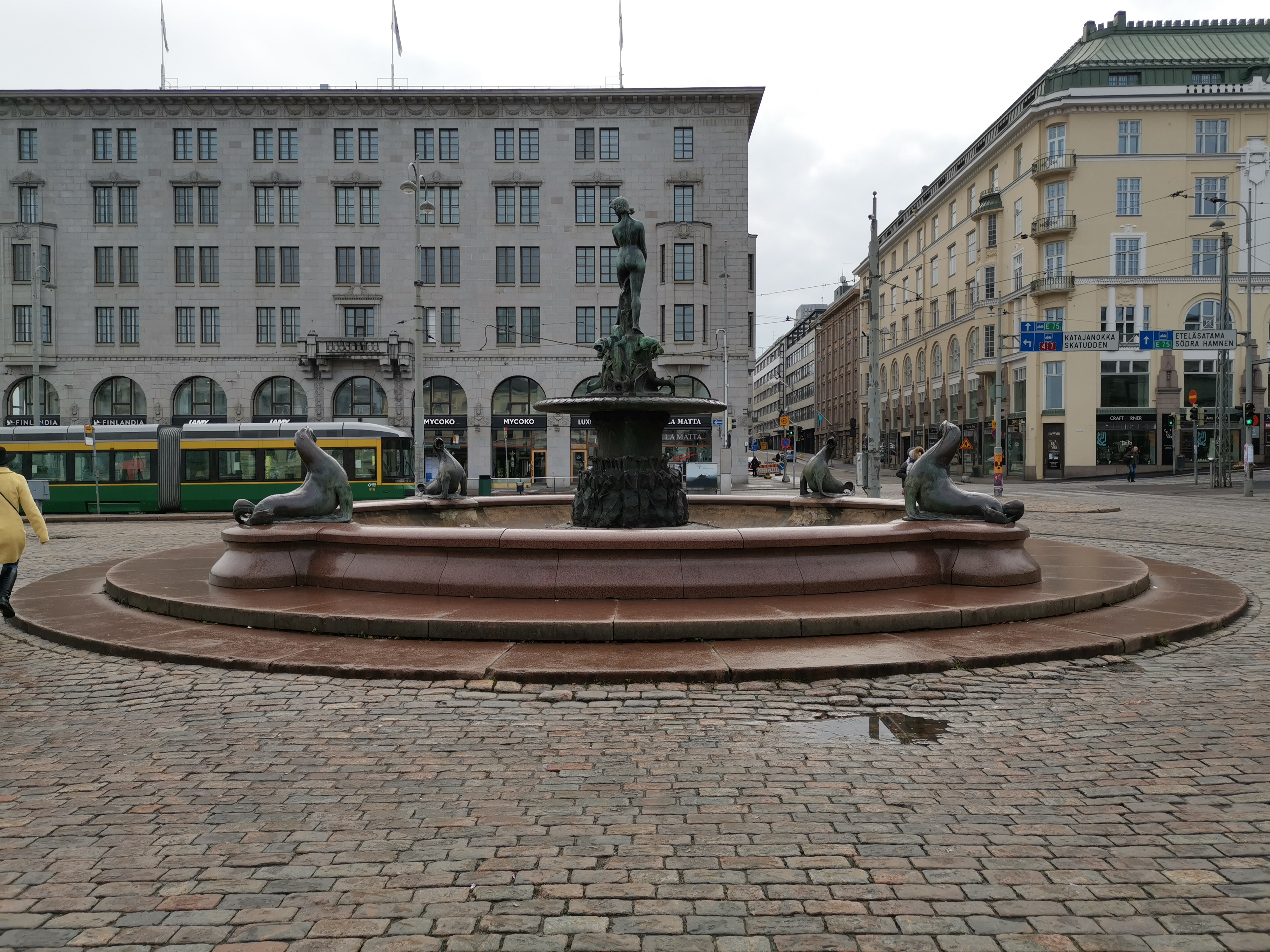 Havis Amanda, taustalla Eteläinen Esplanaadi katu 2 sekä Unioninkatu 26, 24, 22 ja 20. rephoto