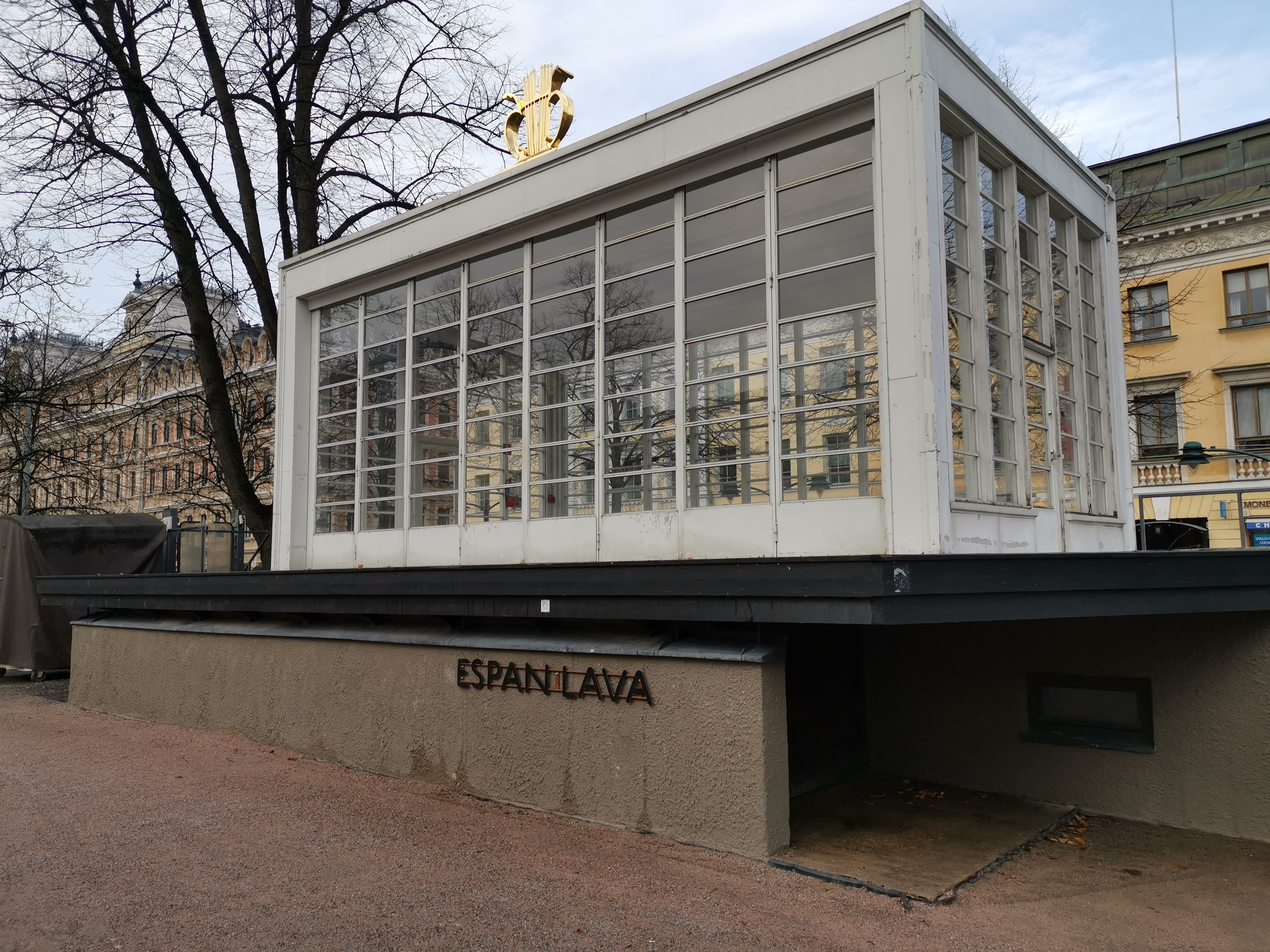 Kappeliesplanaadi, kapellimestari Alexei  Apostol johtaa orkesteria Esplanadin soittolavalla.. rephoto