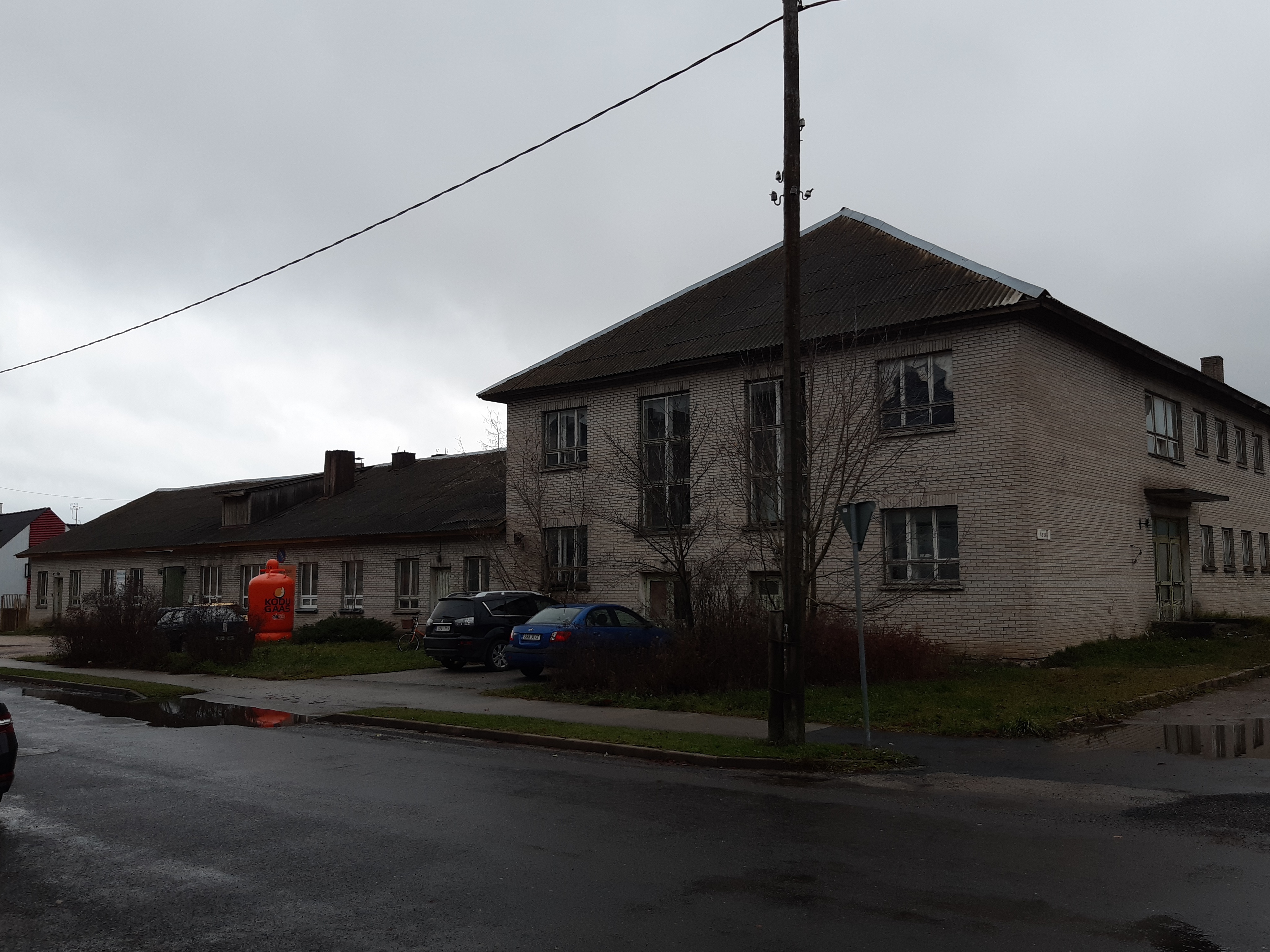 Negatiiv. Teeninduskombinaat "Haapsalu" hooned.
Kopeerija: M. Arro, 1967. rephoto