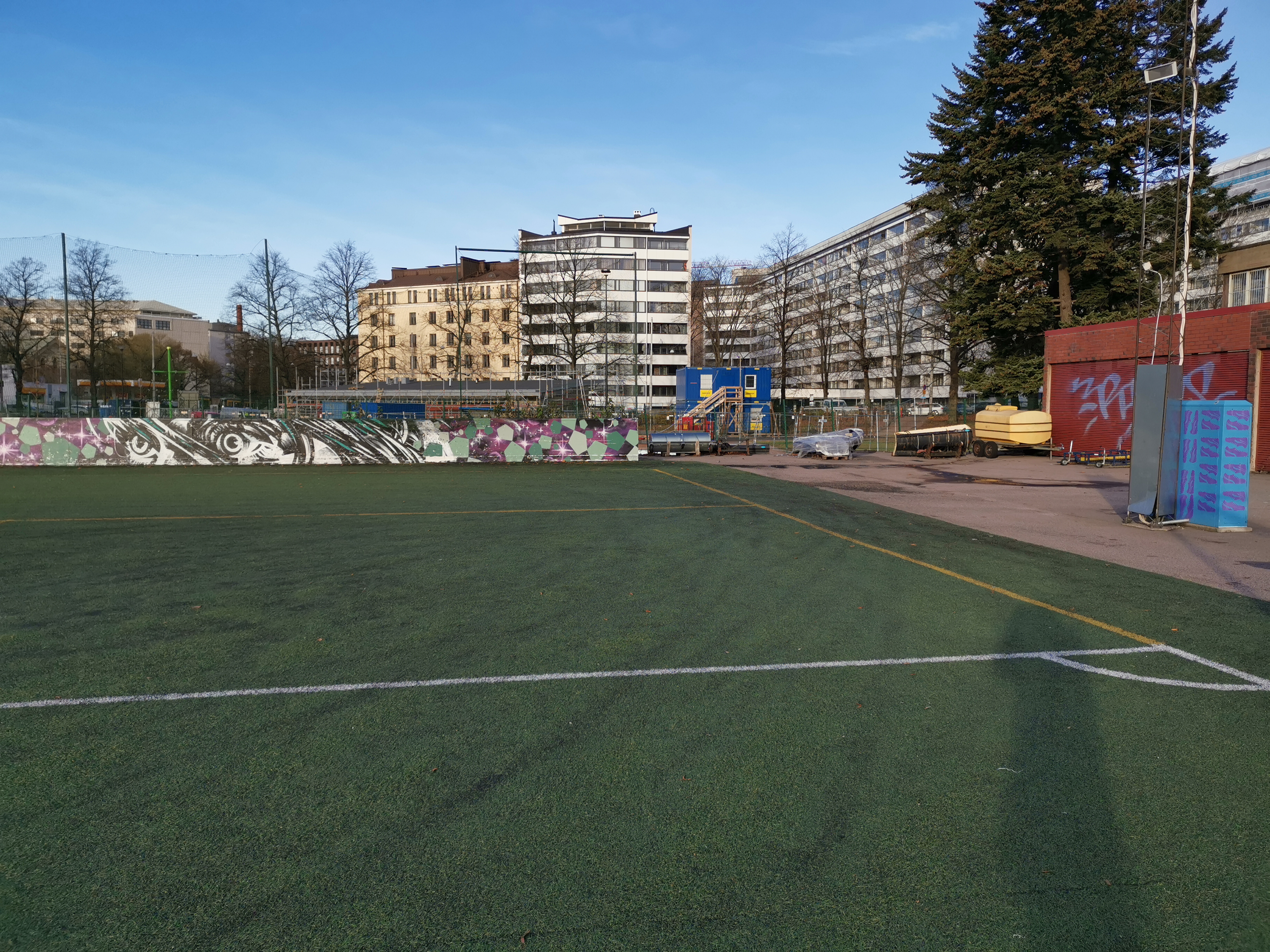 Luistelijoita Kallion urheilukentällä (Brahen kenttä), oik. Itäinen Brahenkatu 11 (Porvoonkatu 11), 13. rephoto