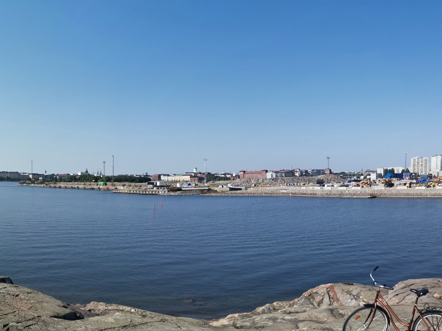 Sörnäisten satama, Sompasaari, itärantaa nähtynä Mustikkamaalta. Nosturi ja laiva Sompasaaren Sörnäisten laiturissa. Vasemmalla Nihti. rephoto