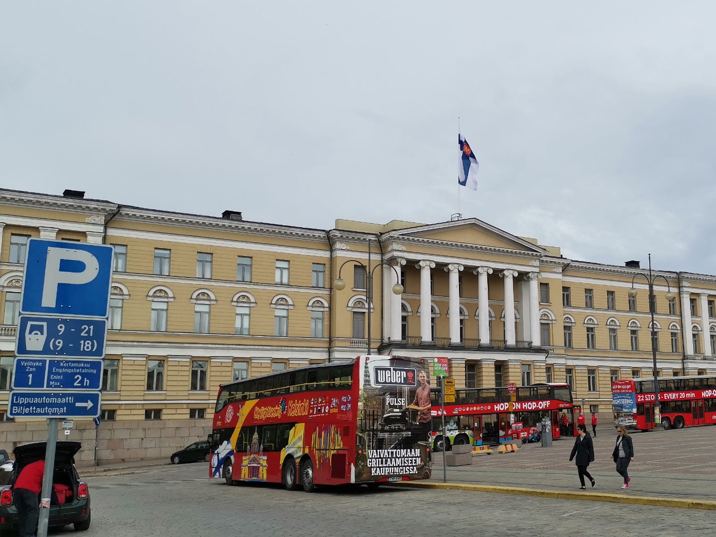 Leijonalippu on nostettu salkoon yliopiston päärakennuksen katolle Venäjän maaliskuun vallankumouksen johdosta. rephoto
