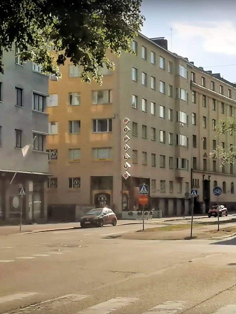 Aleksis Kiven katu 22. Karaokeravintola Populuksen toimitilat. Kadulla ravintolan terassi. rephoto