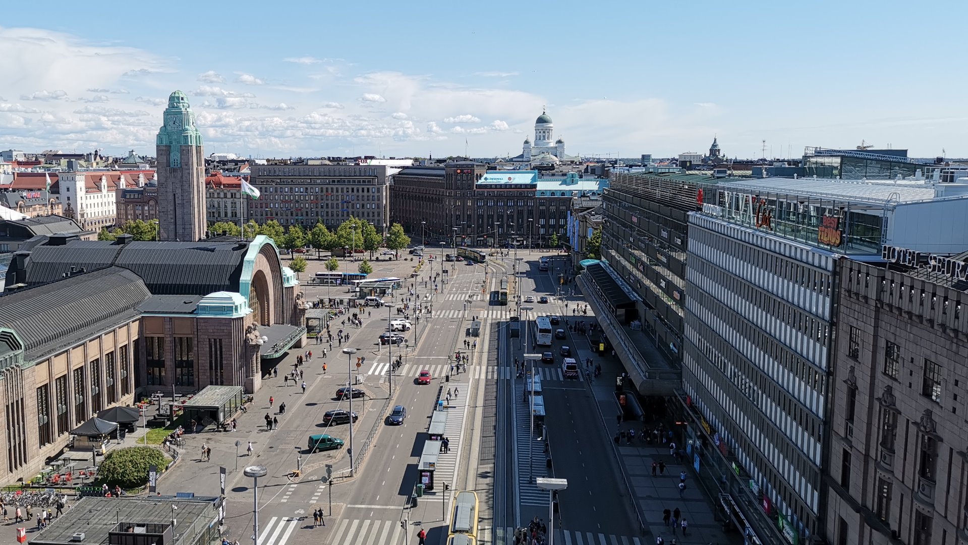 Kaivokatu kuvattuna Sokoksen katolta. Vasemmalla Helsingin rautatieasema (keskusasema), vasemmalla Kaivokatu 10, 8, 6. Taustalla Mikonkatu 13, 15. rephoto