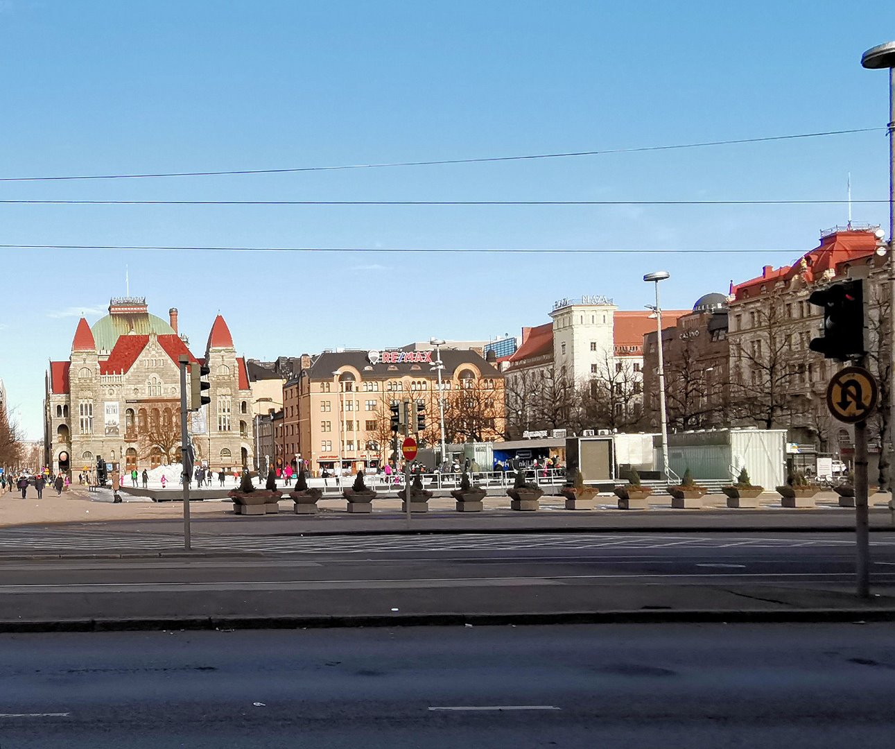 Rautatientori, oikealla Mikonkatu 15,17,19. rephoto