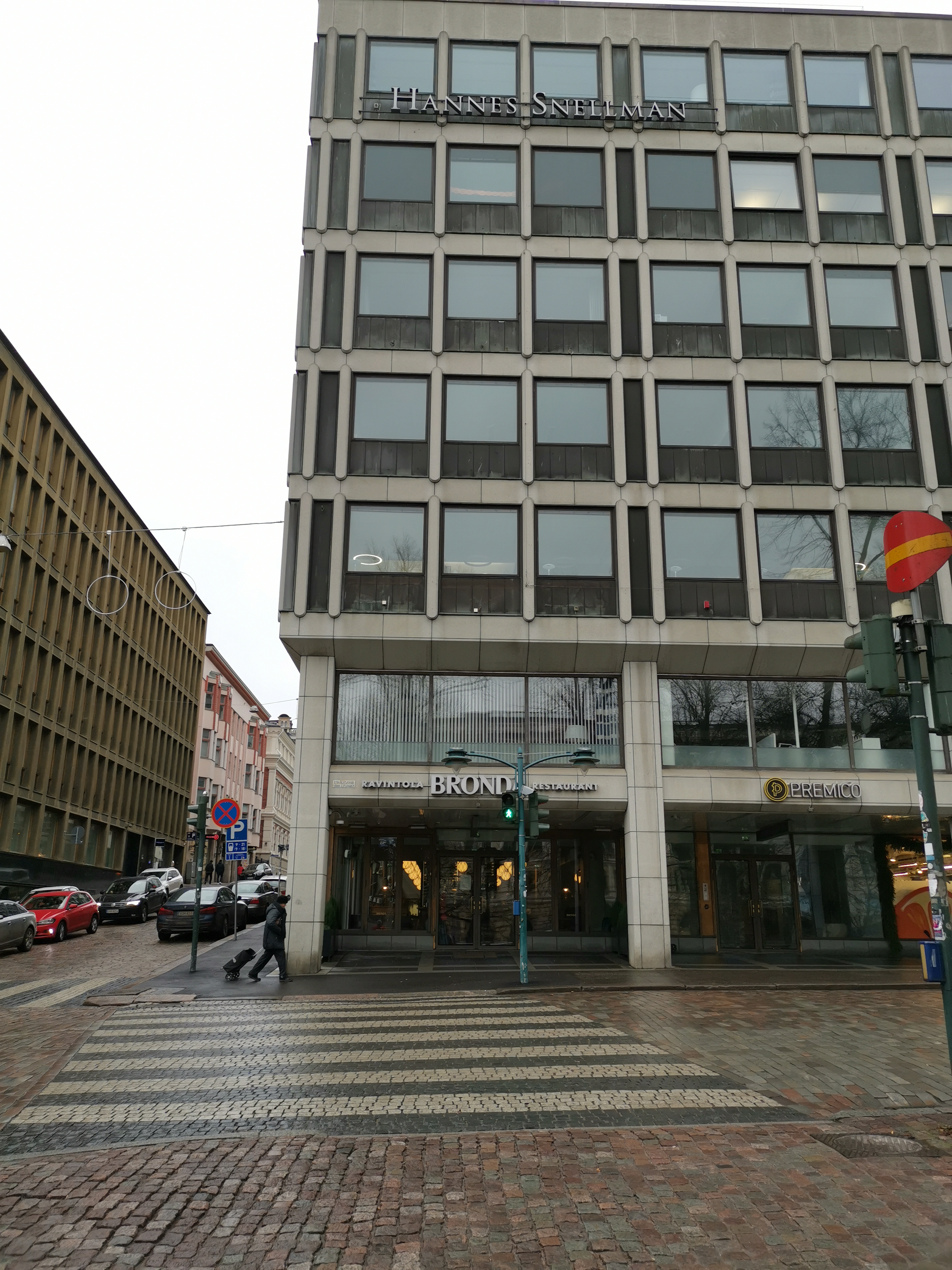 Eteläesplanadi 22 (entinen Erottajantori 2, Erottaja 2) Eliel Saarisen suunnittelema Pirtti-talo valmistui 1904, jossa mm rephoto