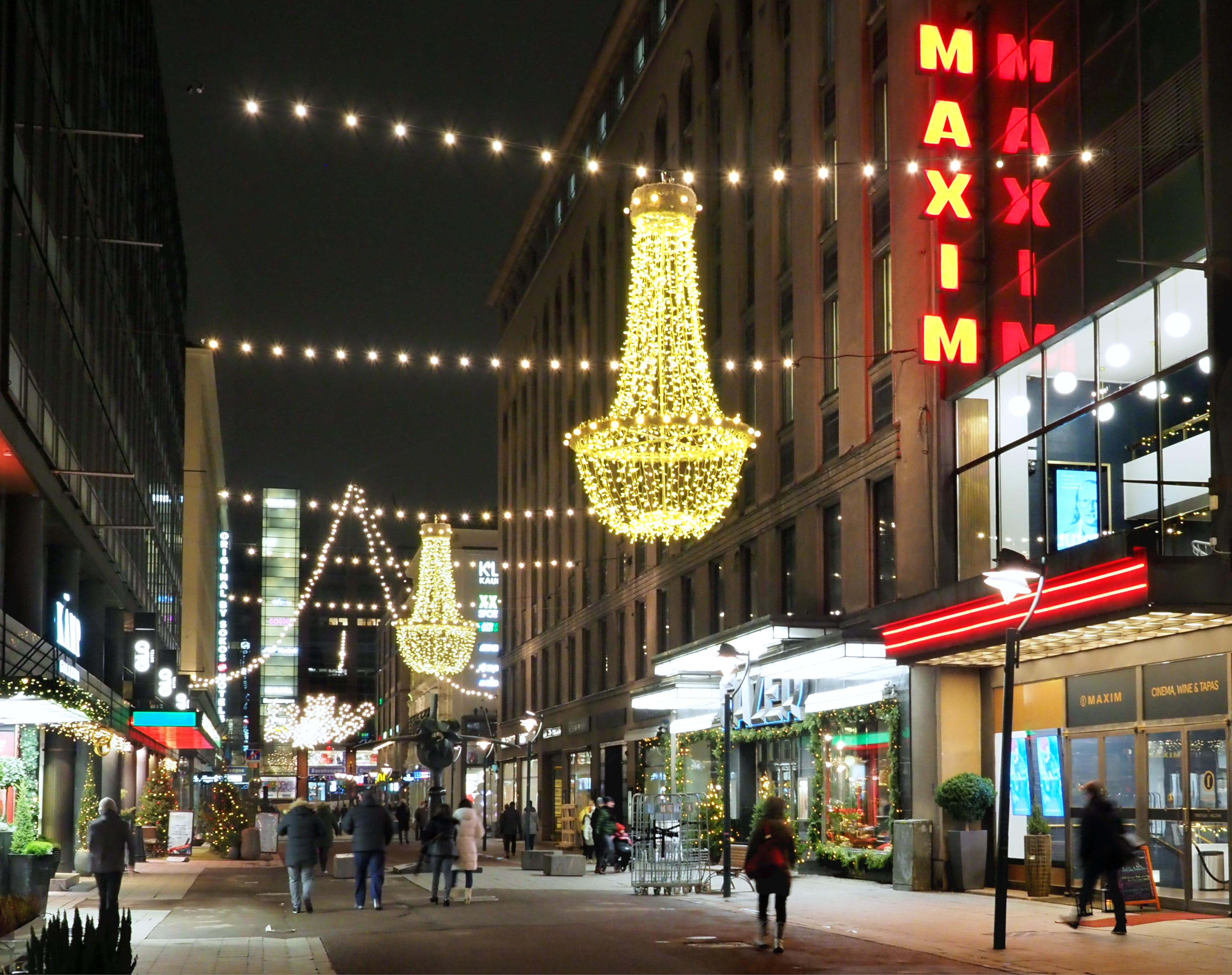Kluuvikatu 3, 5, 7. Fazerin konditoria no 3. taustalla Hallituskatu 15 (Yliopistonkatu 5). rephoto