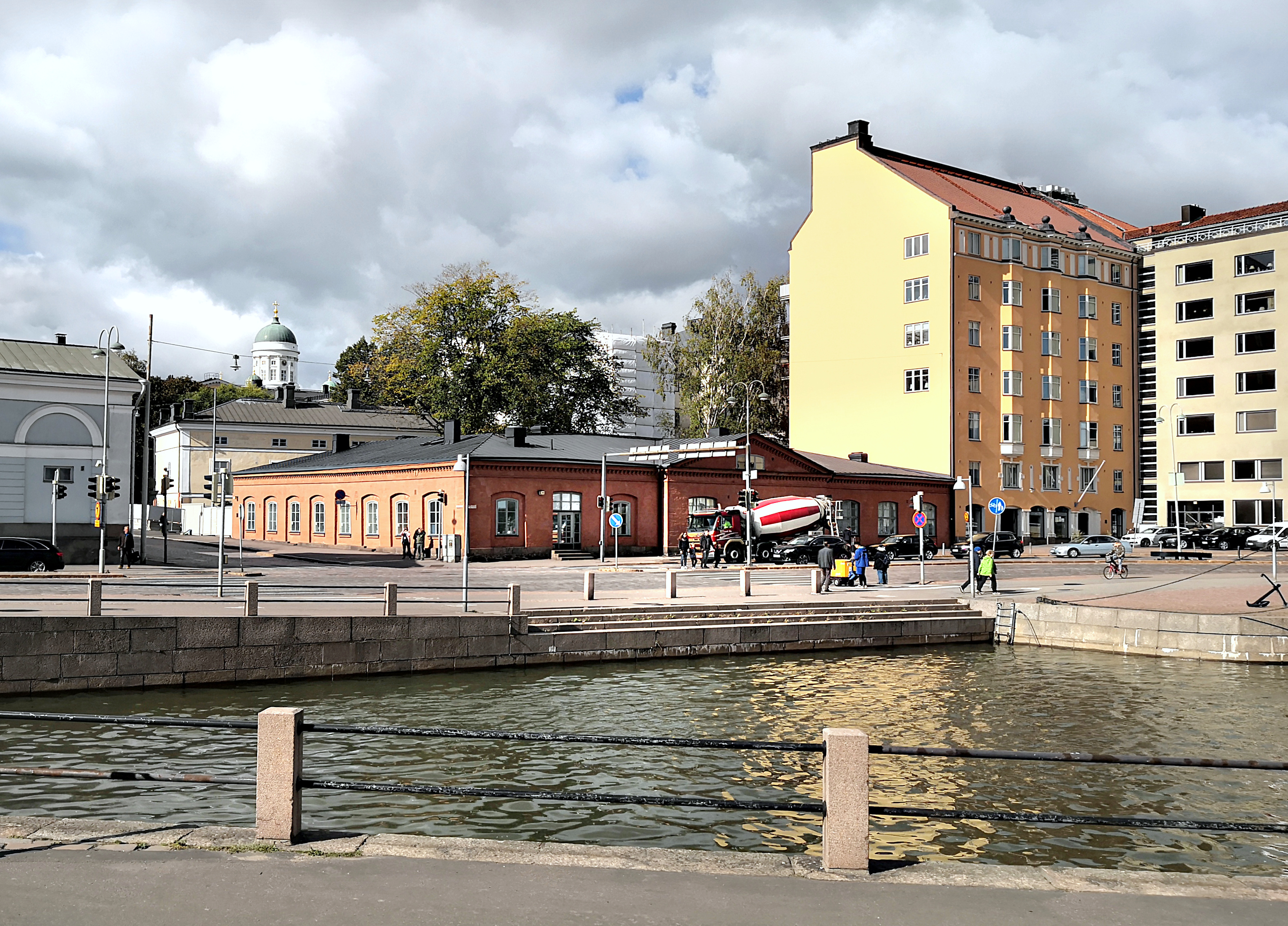 Kanavatori 2 (nykyinen Meritullitori 4, 6), Aleksanterinkatu 1, 3. Kuva Kanavarannasta. rephoto