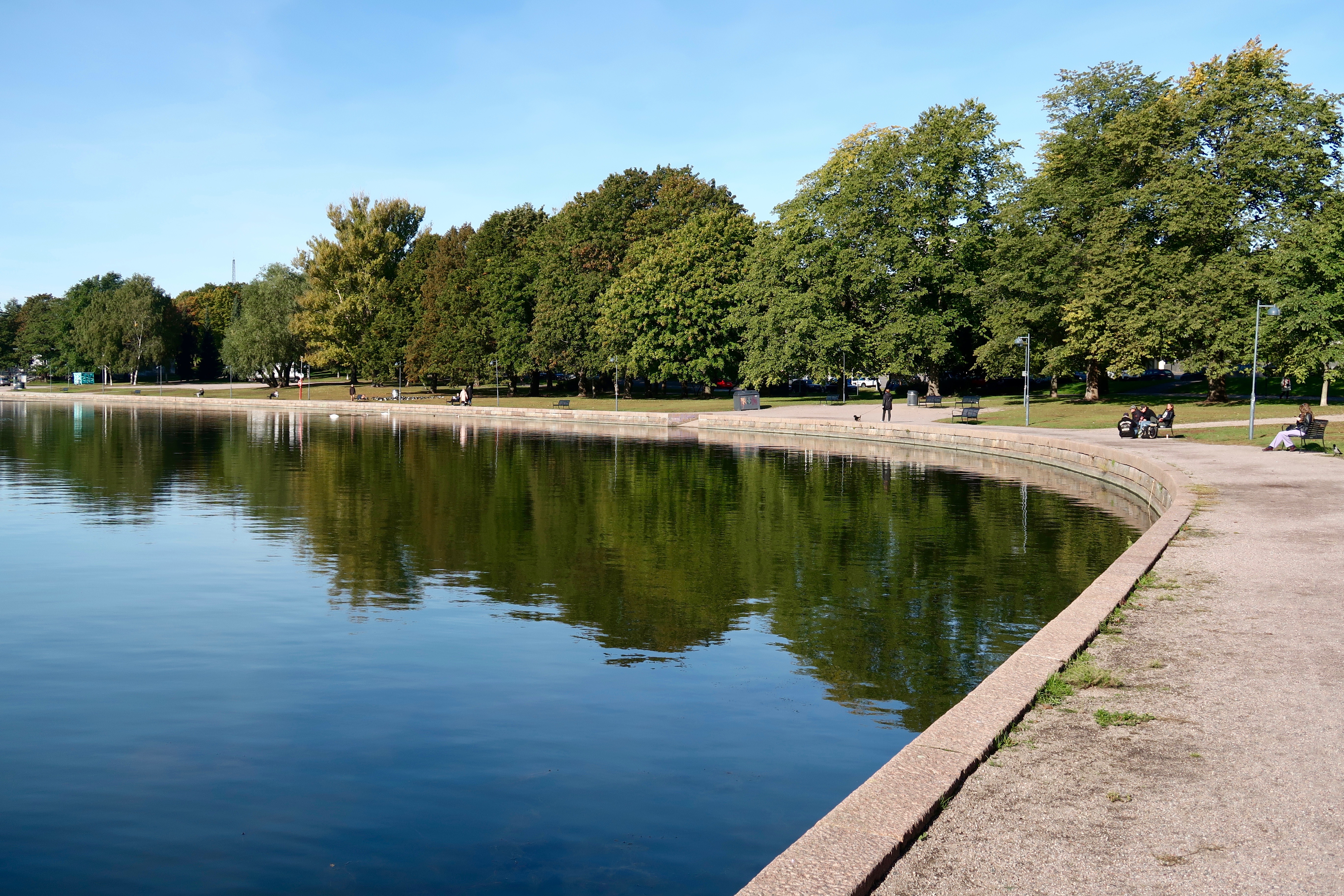Eläintarhanlahden pohjoisranta. Taustalla Eläintarhan huvilat 1, 2, 3, 4. rephoto