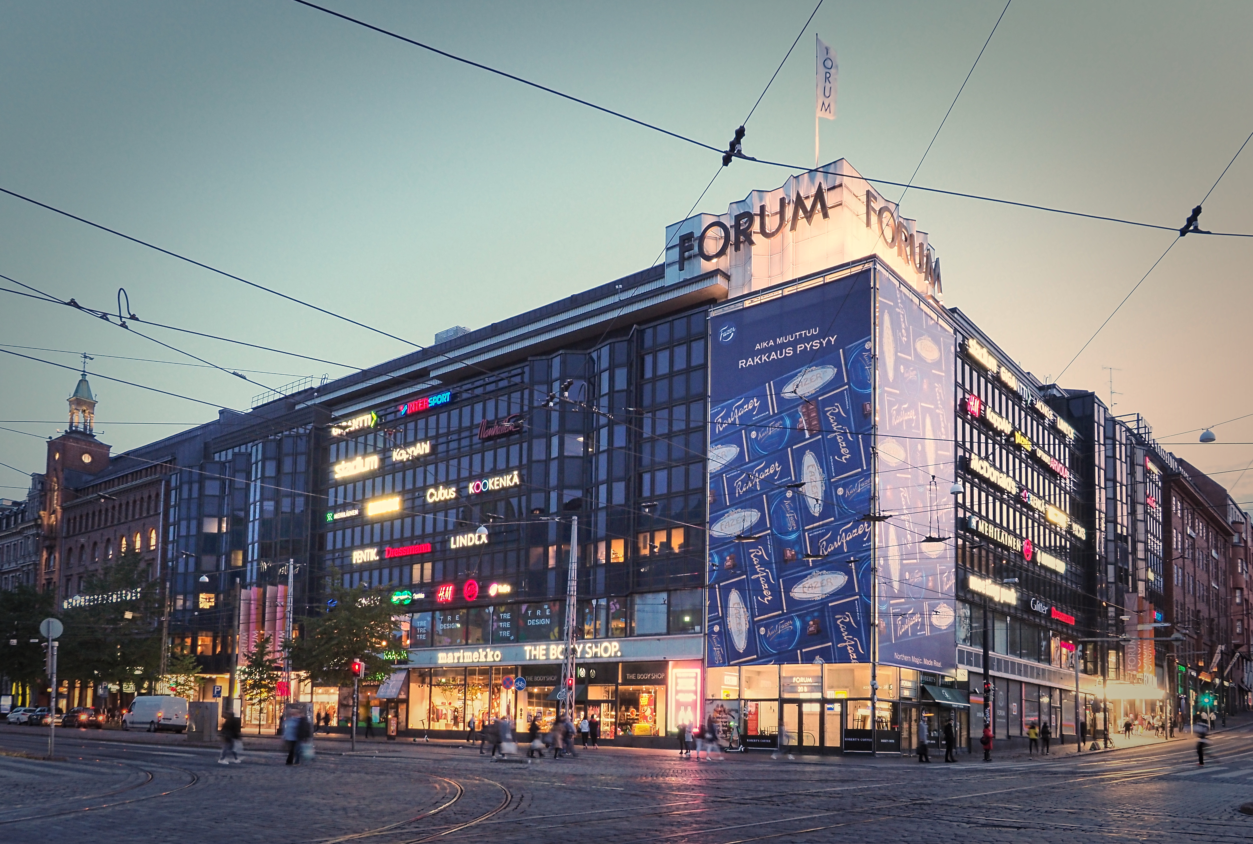 Heikinkatu 26, 24 (Mannerhiemintie 20) - Simonkatu 2, 4. Seinämainoksia: Mercator kirjapaino, Hufvudstadsbladet, Aura vakuutusyhtiö, Pellervo. Kalustaja-liikkeen nimikyltti. rephoto