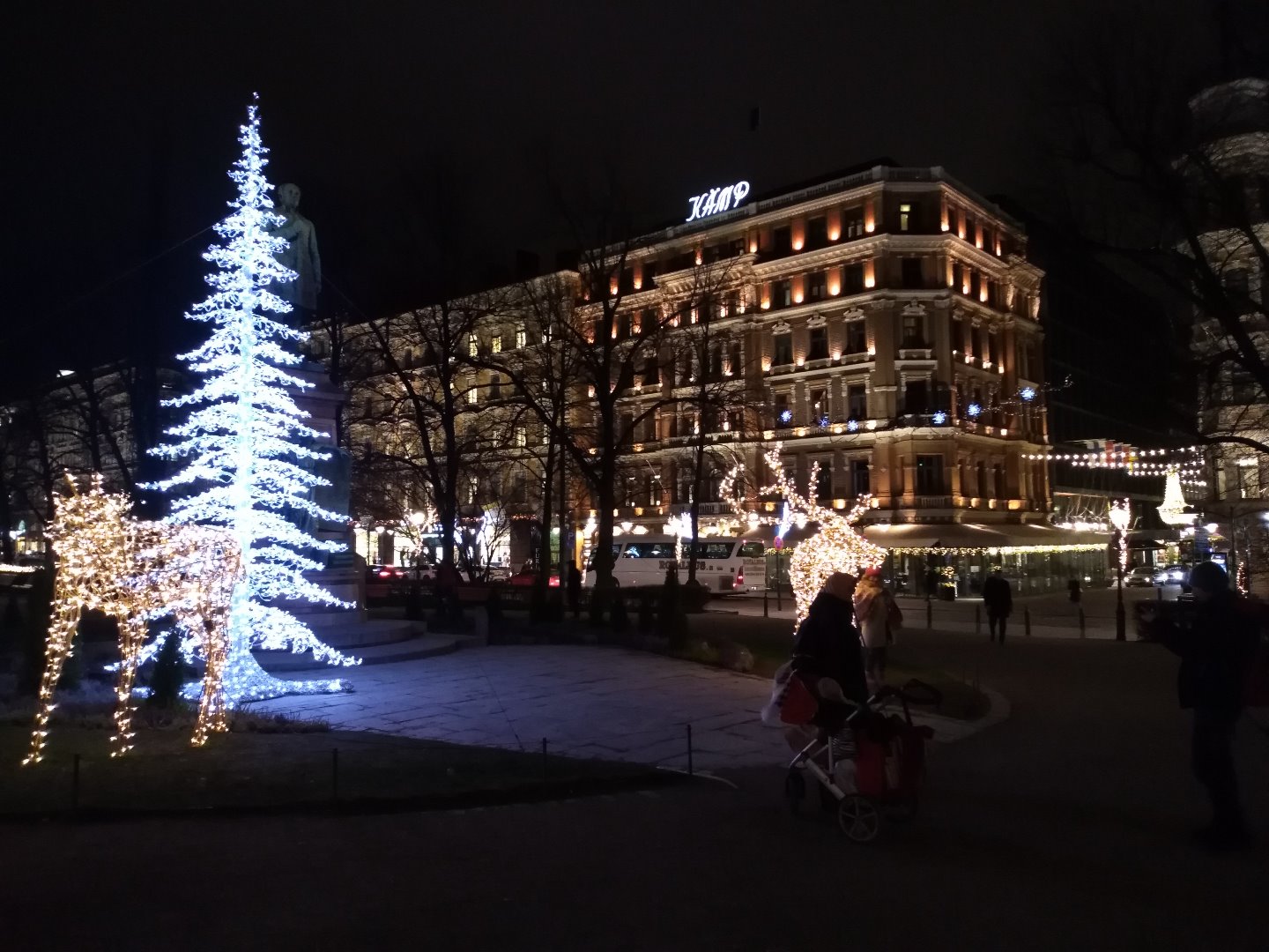 Jalankulkijoita Runebergin esplanadilla rephoto