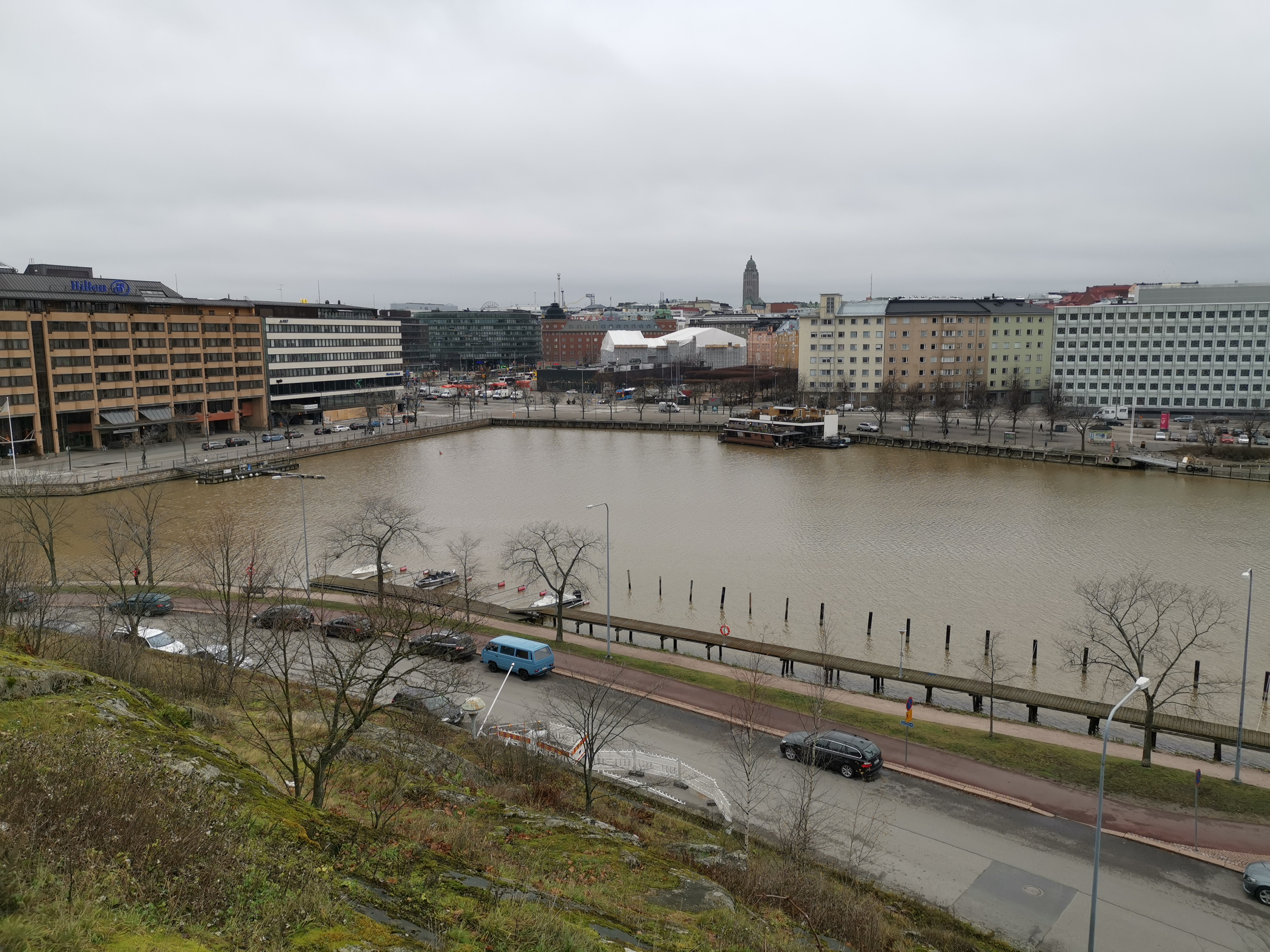 Siltavuorensatama.  Vasemmalla Siltasaarenkatu 1, John Stenbergin konetehdas.  Nykyinen John Stenbergin ranta 4.  Keskellä Hakaniementori. Kuvattu Siltavuorelta pohjoiseen. rephoto