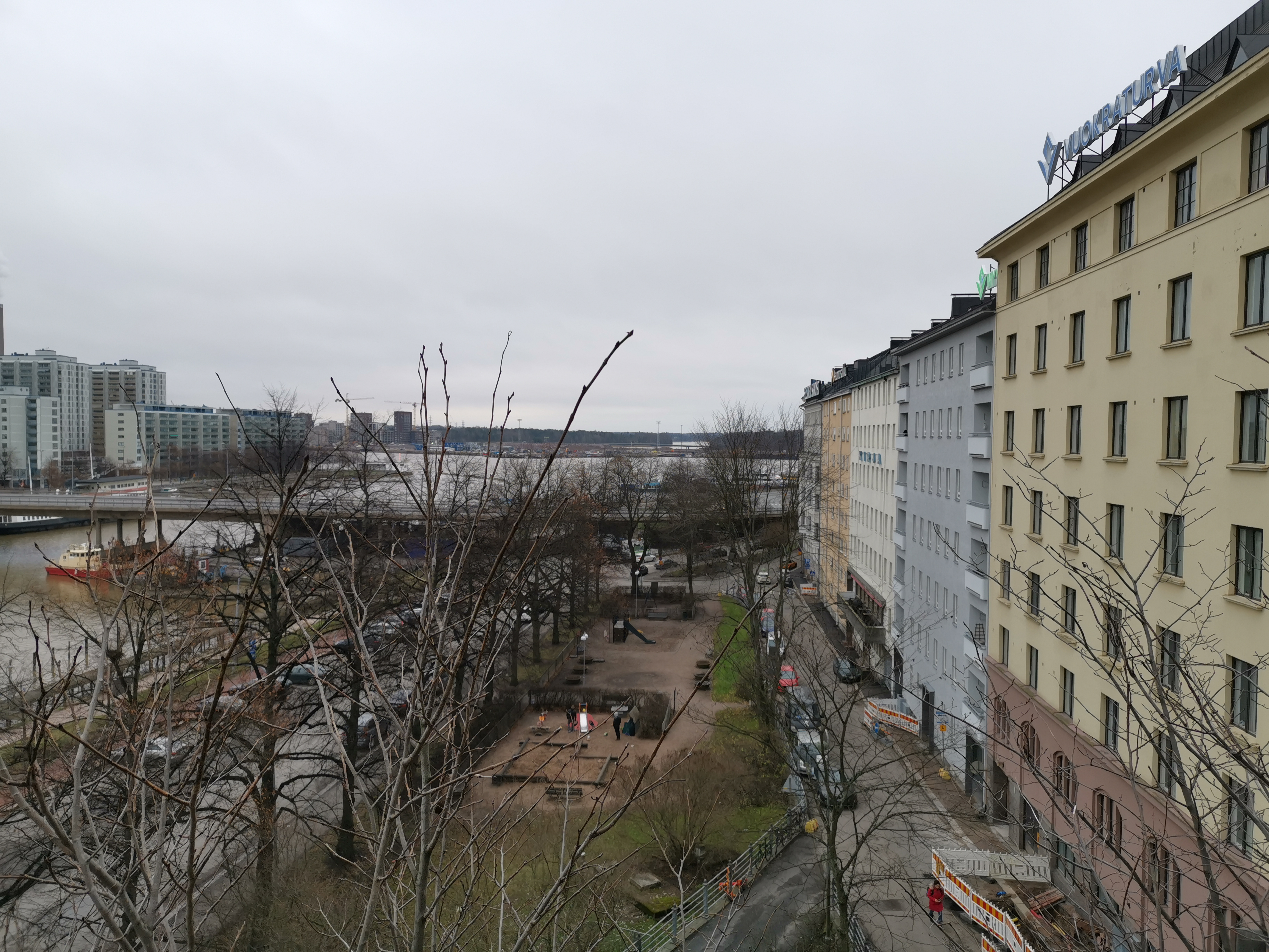 Siltavuorensatama, Siltavuorenranta.  Siltavuorenkatu (nykyinen Kirjatyöntekijänkatu) 14, 12, 10, 8, 6.  Taustalla Sompasaari, Nihti ja Korkeasaari.  Kuvattu Siltavuorelta itään. rephoto