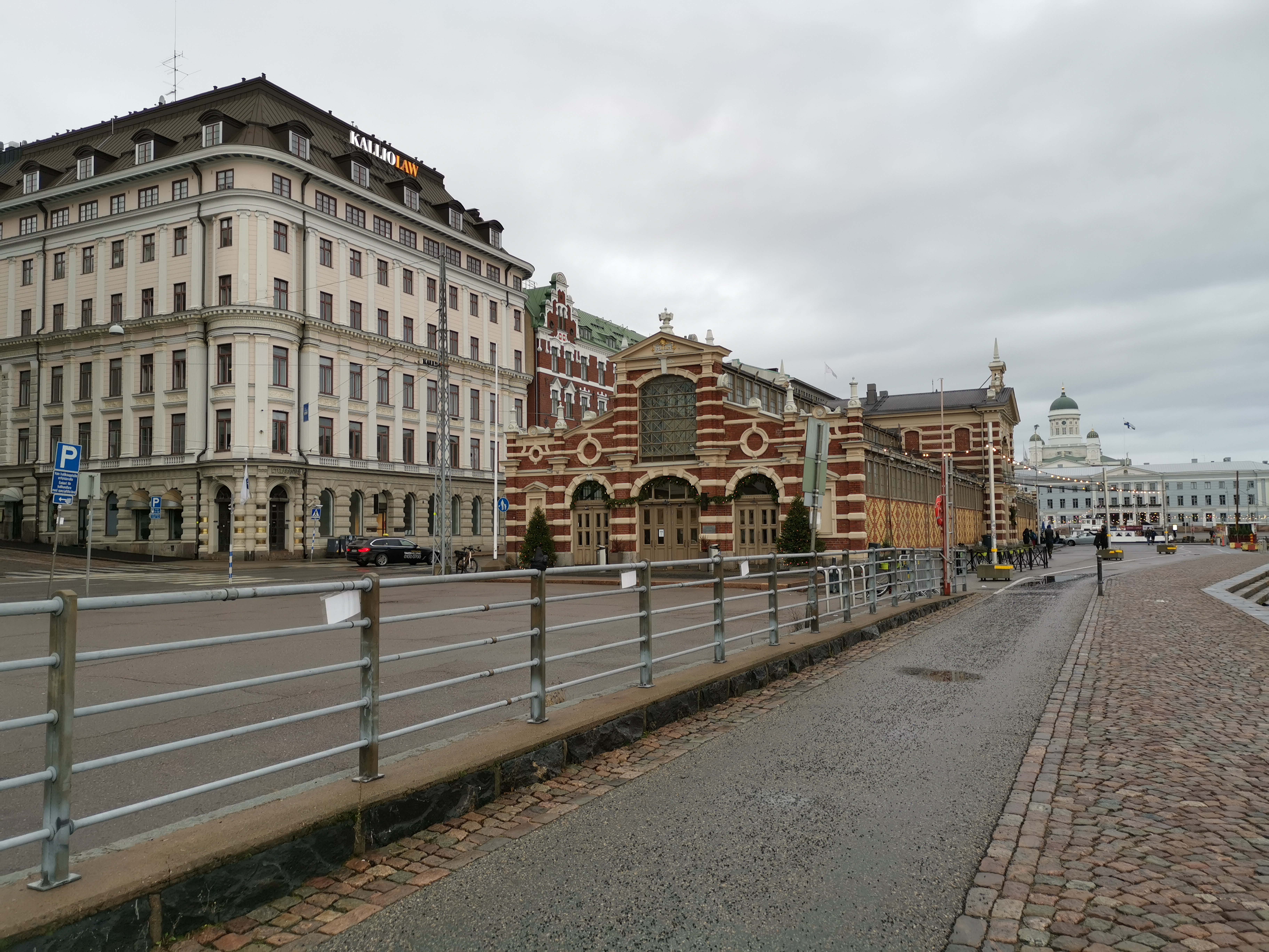 Kauppahalli, G. Nyströmin suunnittelema rakennus valmistui 1889. Oik. Vironallas, vas. Eteläranta 12,14. Taustalla Kaupungintalo ja sen takana Tuomiokirkko. rephoto