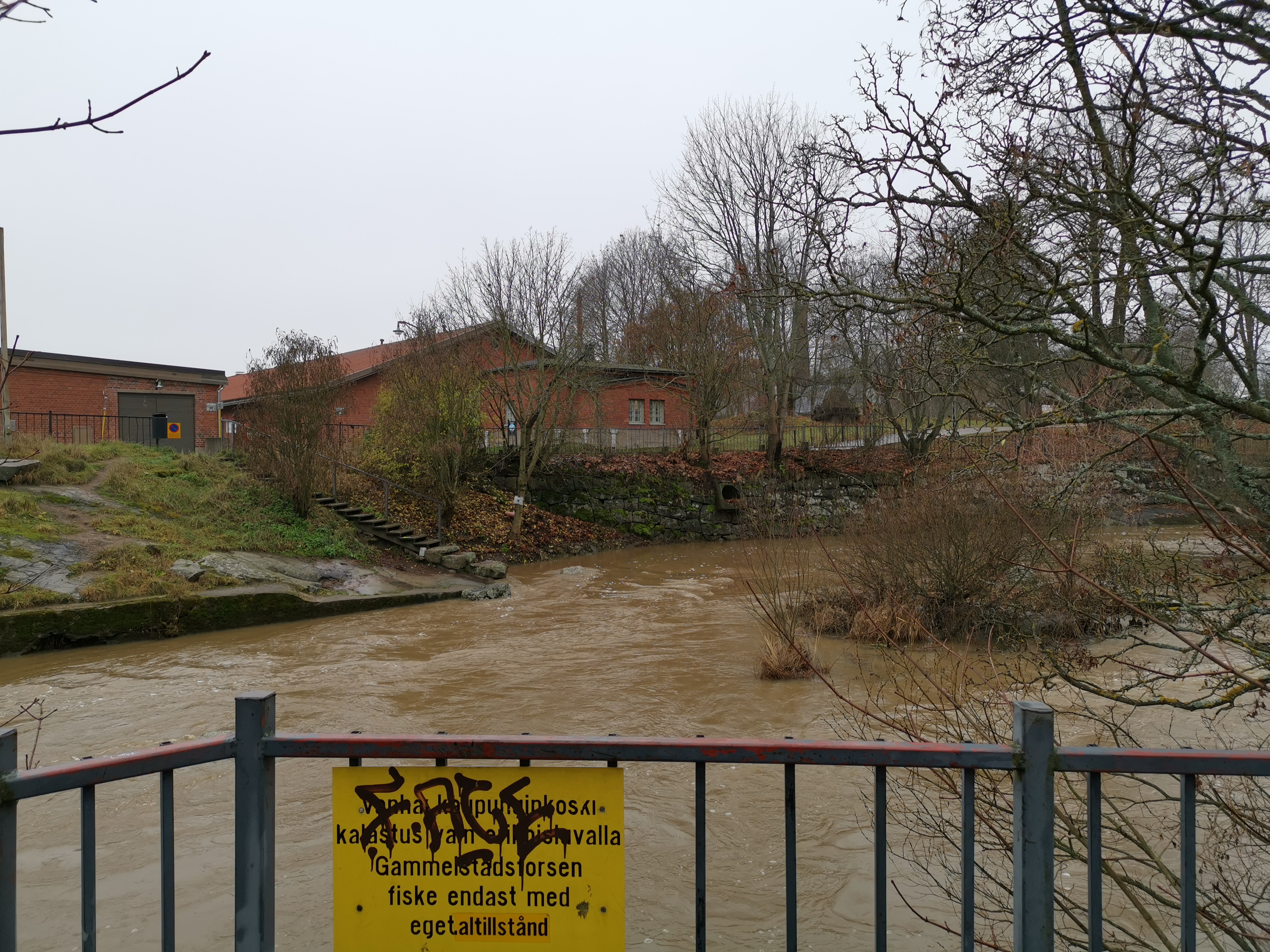 Vantaanjoki, itäinen koski.  Taustalla Tekniikan museon rakennuksia Kuninkaankartanonsaarella. rephoto